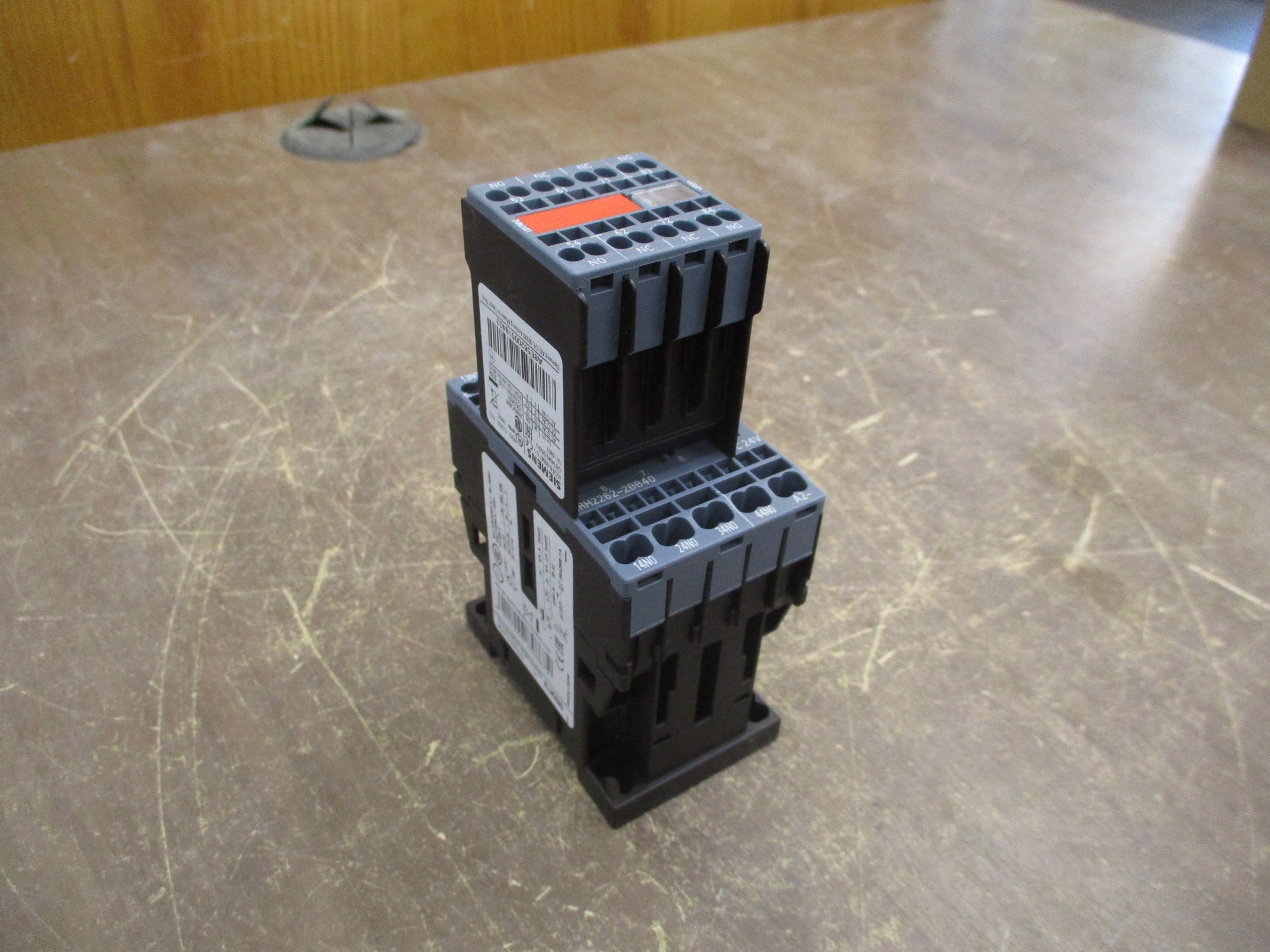 Siemens Contactor 3RH2262-2BB40 24VDC Coil 6A New Surplus