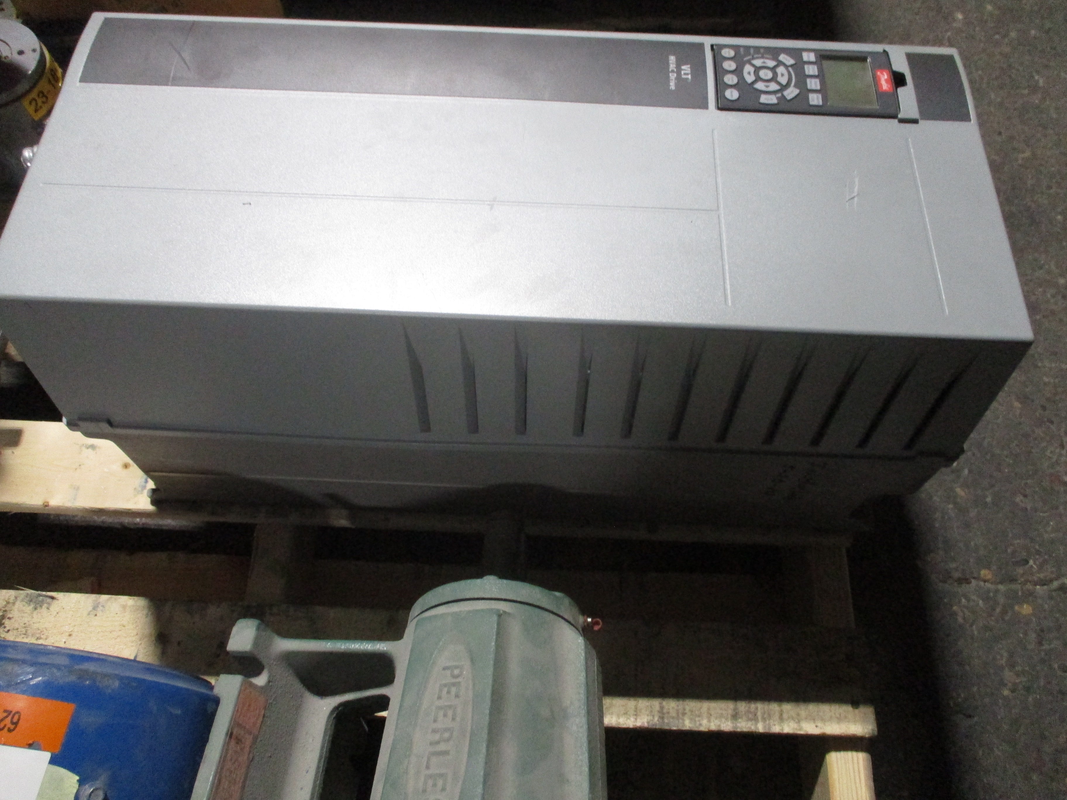 Danfoss VLT AC Drive 131B9894 50HP 3Ph Input: 3x380-480V 50/60Hz / 66/59A Output