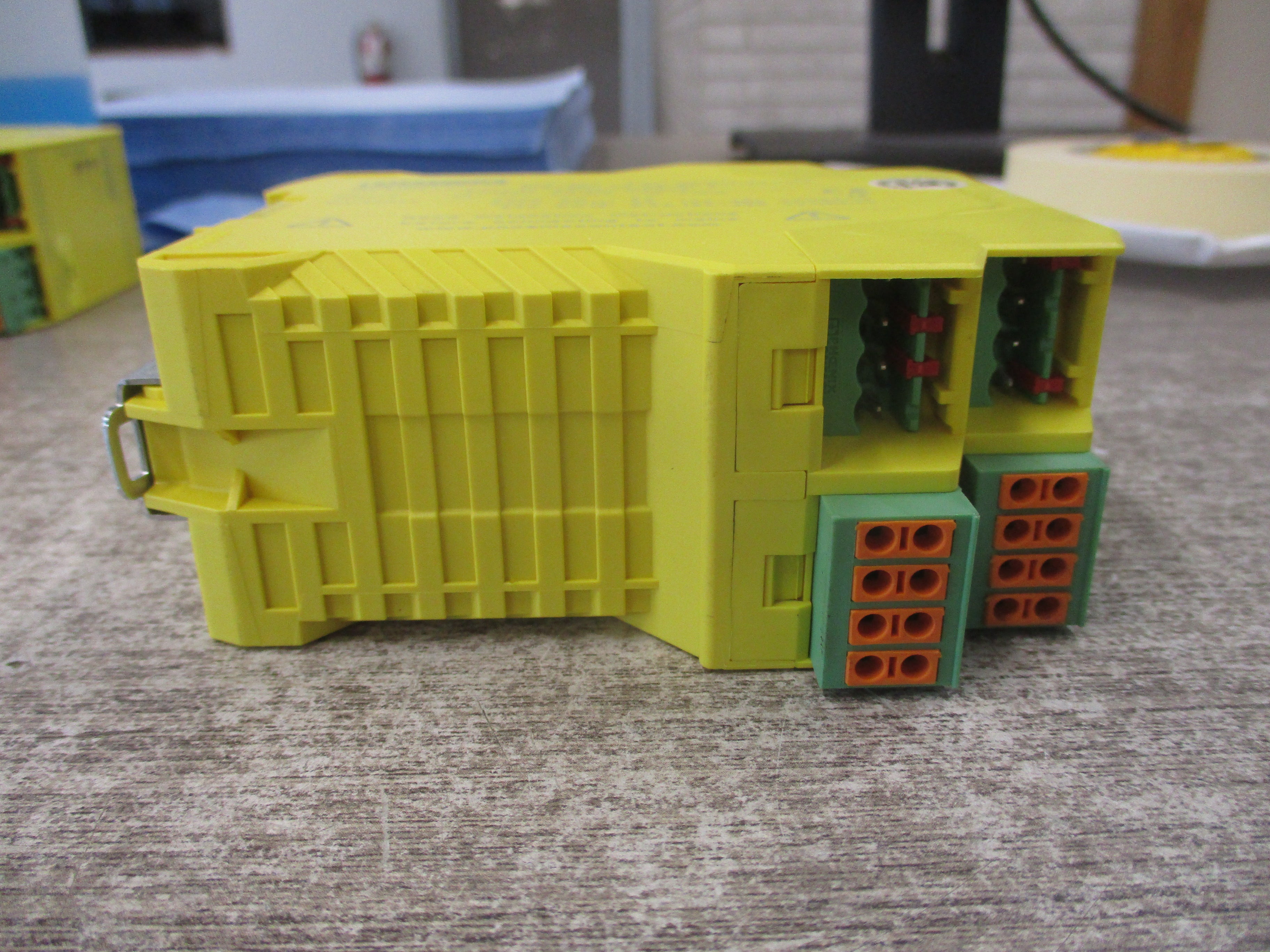 Phoenix Contact Safety Relay 2963996 PSR-SPP-24UC /ESAM4/8X1/1X2 Input: 24V AC/DC Output:230VAC / 24VDC Used
