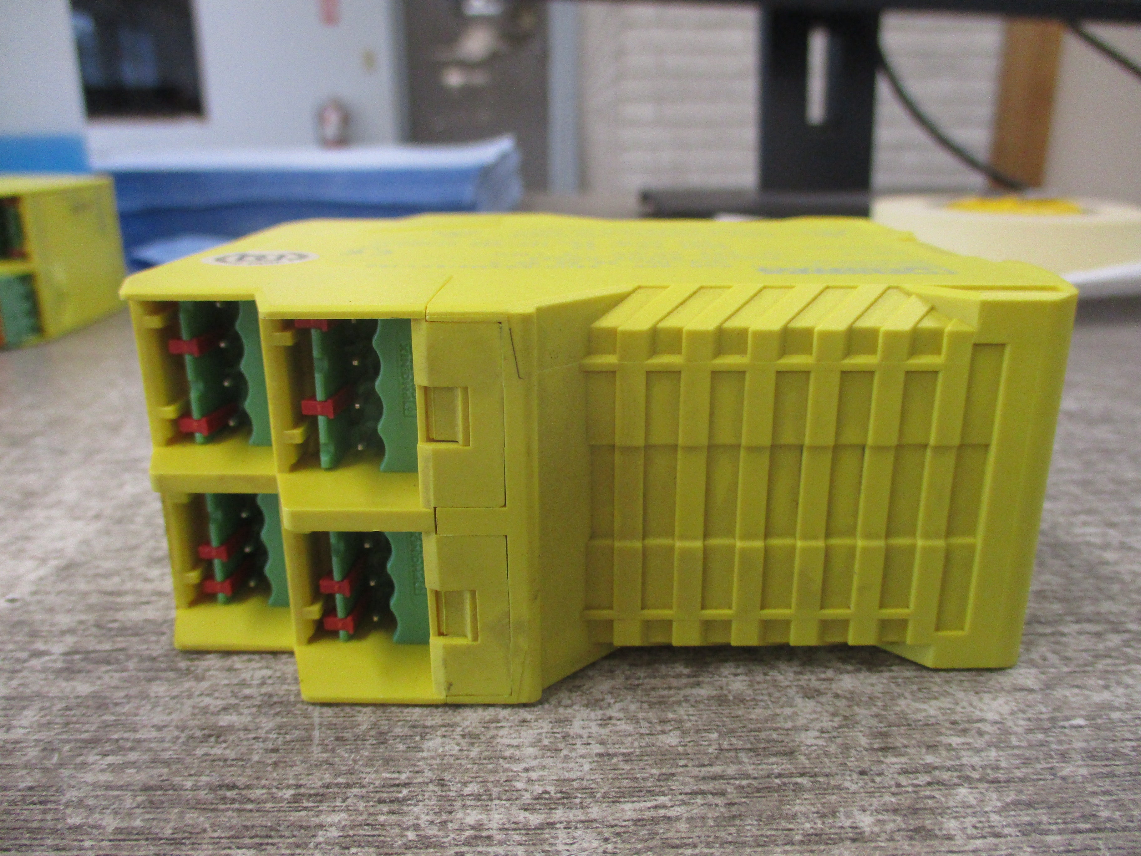 Phoenix Contact Safety Relay 2963996 PSR-SPP-24UC /ESAM4/8X1/1X2 Input: 24V AC/DC Output:230VAC / 24VDC Used