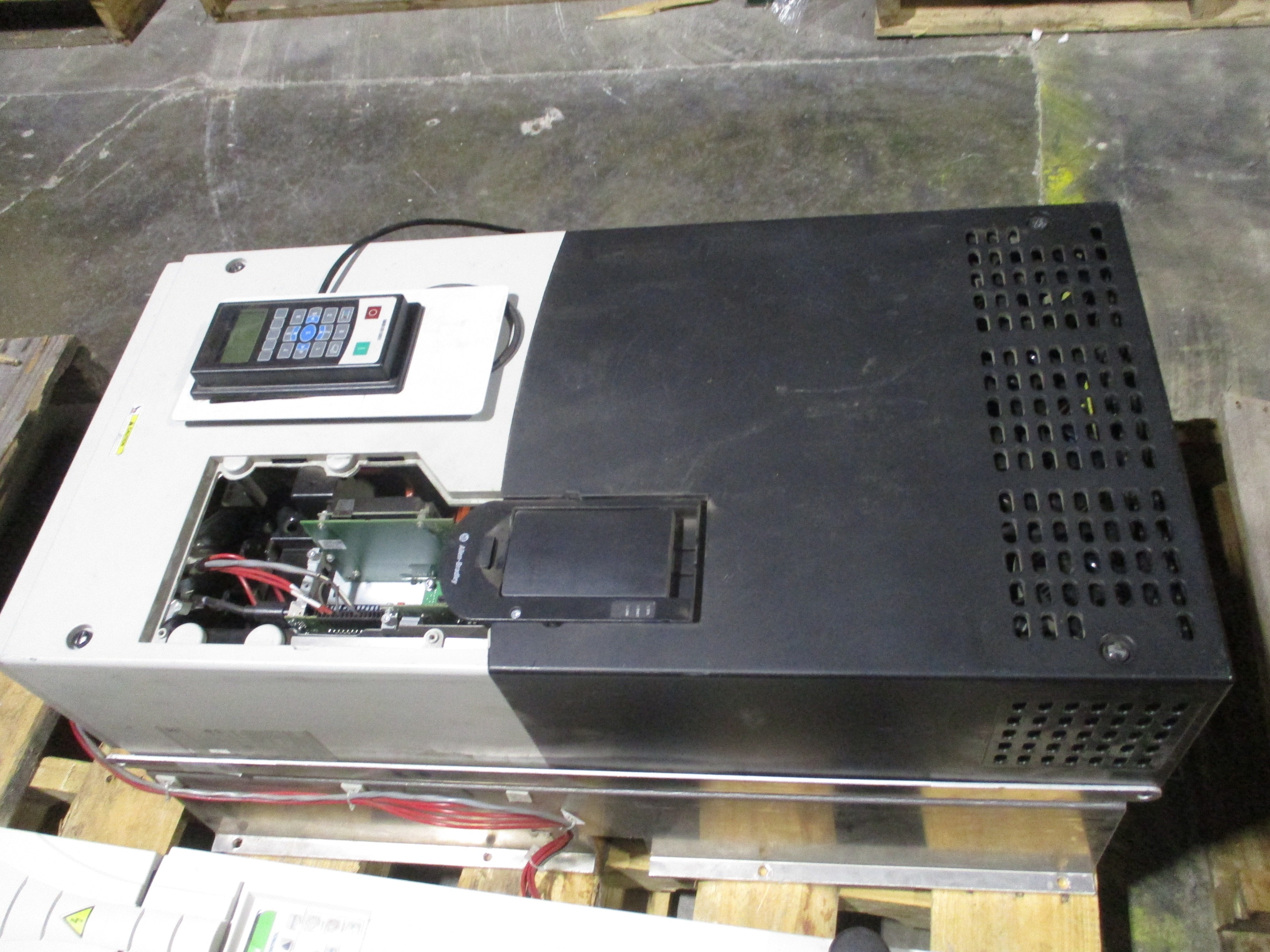 Allen-Bradley PowerFlex 753 AC Drive 20F1AND361AA0NNNNN 300HP 3Ph Input: 47-63Hz 342-440VAC Output: 0-400Hz 0-400VAC W/Keypad Used