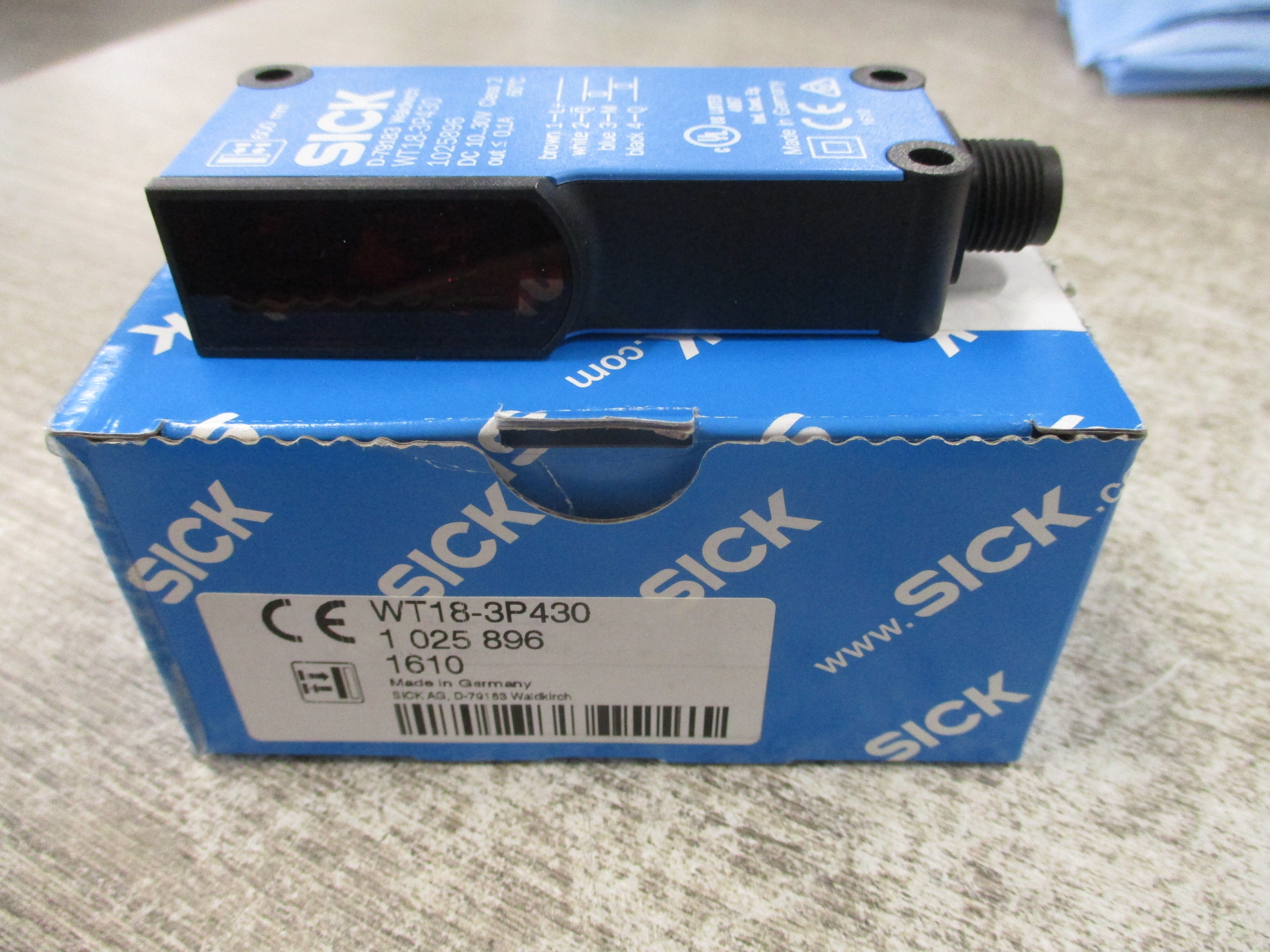 Sick Photoelectric Sensor WT18-3P430 New Surplus