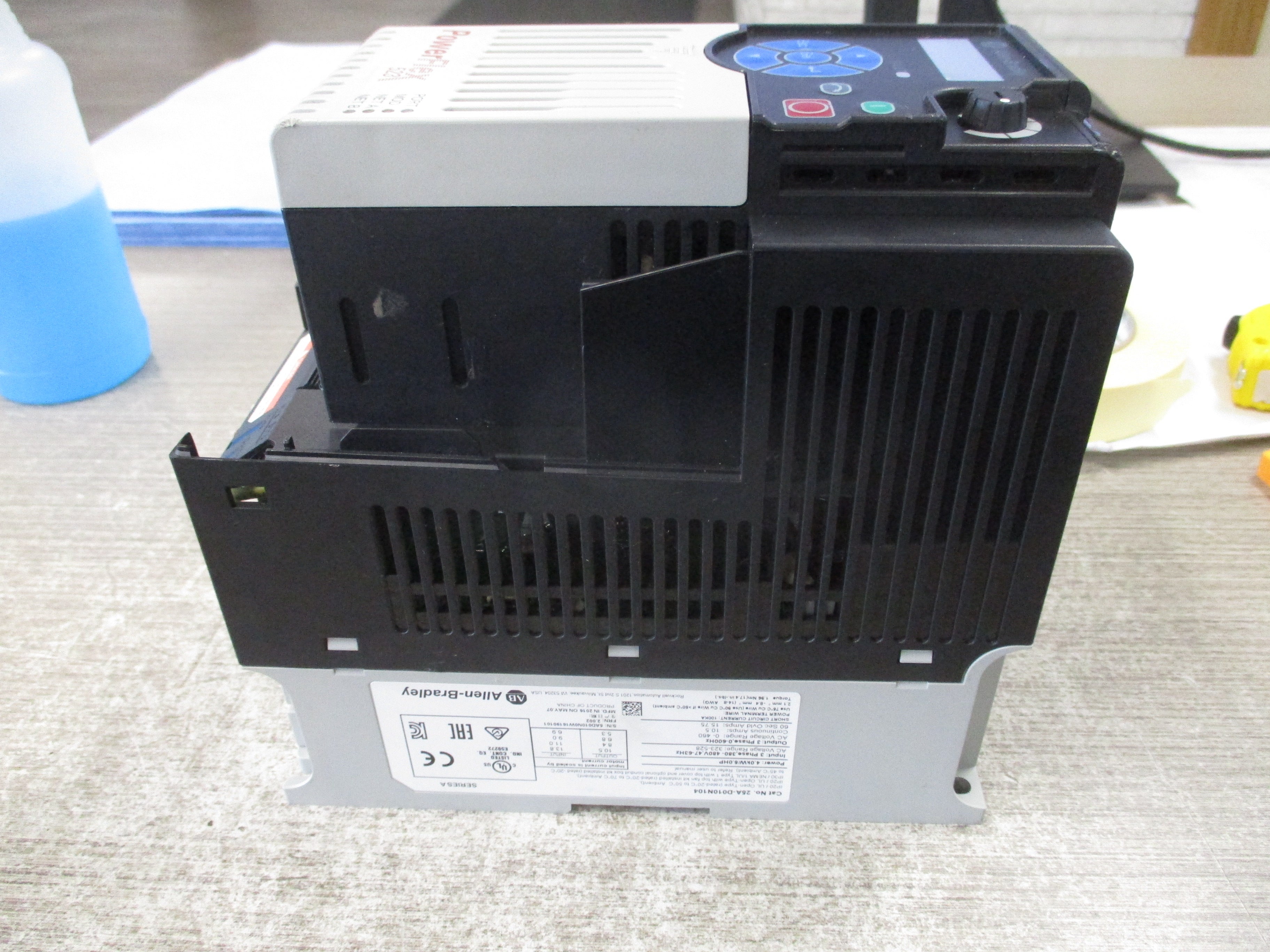 Allen-Bradley PowerFlex 523 AC Drive 25A-D010N104 5HP 3Ph Input: 380-480V / 47-63Hz / 323-528V AC Output: 0-60Hz / 0-460V AC / 10.5A 60Sec Ovld Amps 15.75 * Broken Vent * Used