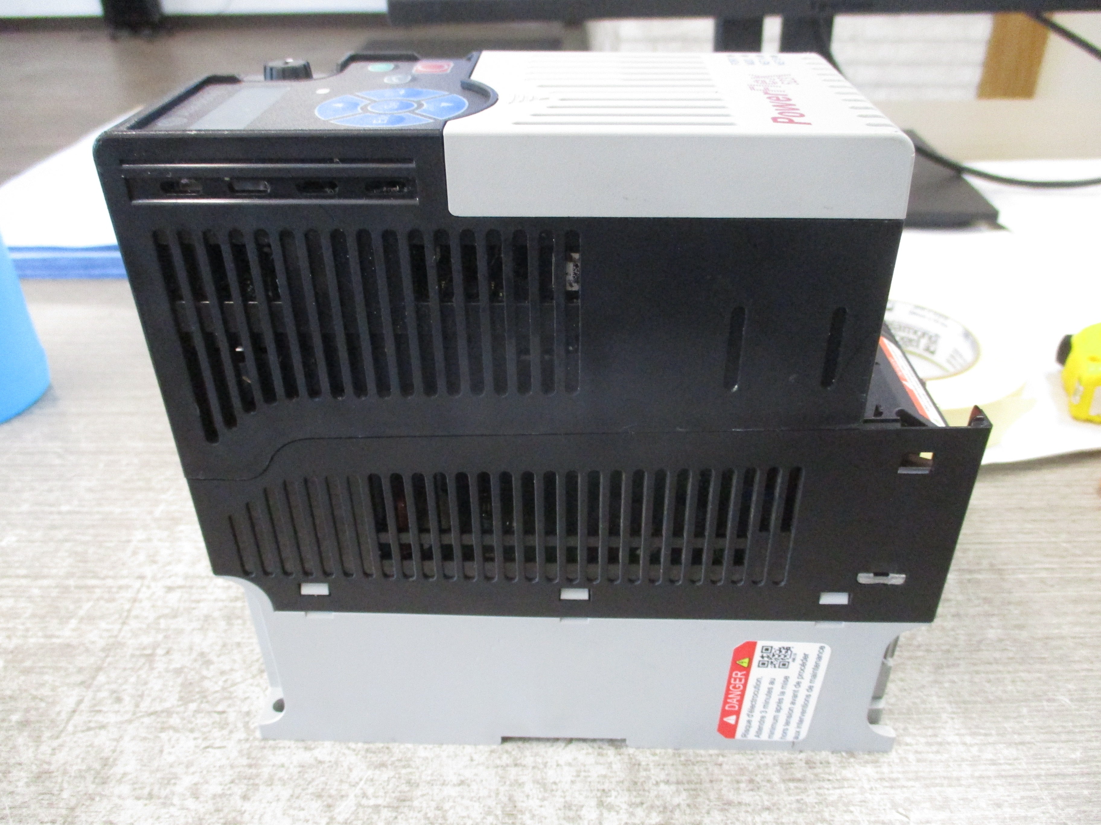 Allen-Bradley PowerFlex 523 AC Drive 25A-D010N104 5HP 3Ph Input: 380-480V / 47-63Hz / 323-528V AC Output: 0-60Hz / 0-460V AC / 10.5A 60Sec Ovld Amps 15.75 * Broken Vent * Used