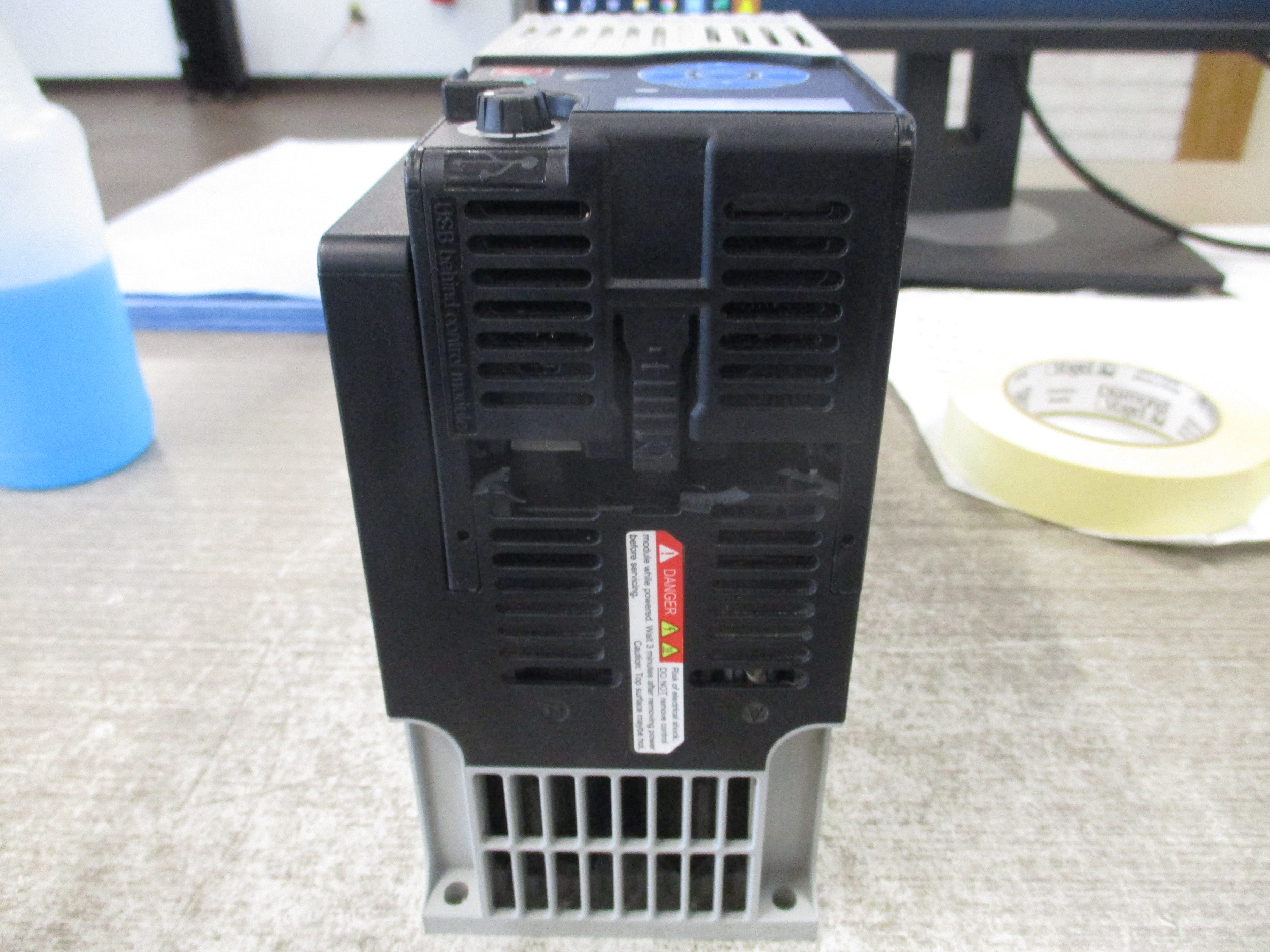 Allen-Bradley PowerFlex 523 AC Drive 25A-D010N104 5HP 3Ph Input: 380-480V / 47-63Hz / 323-528V AC Output: 0-60Hz / 0-460V AC / 10.5A 60Sec Ovld Amps 15.75 * Broken Vent * Used