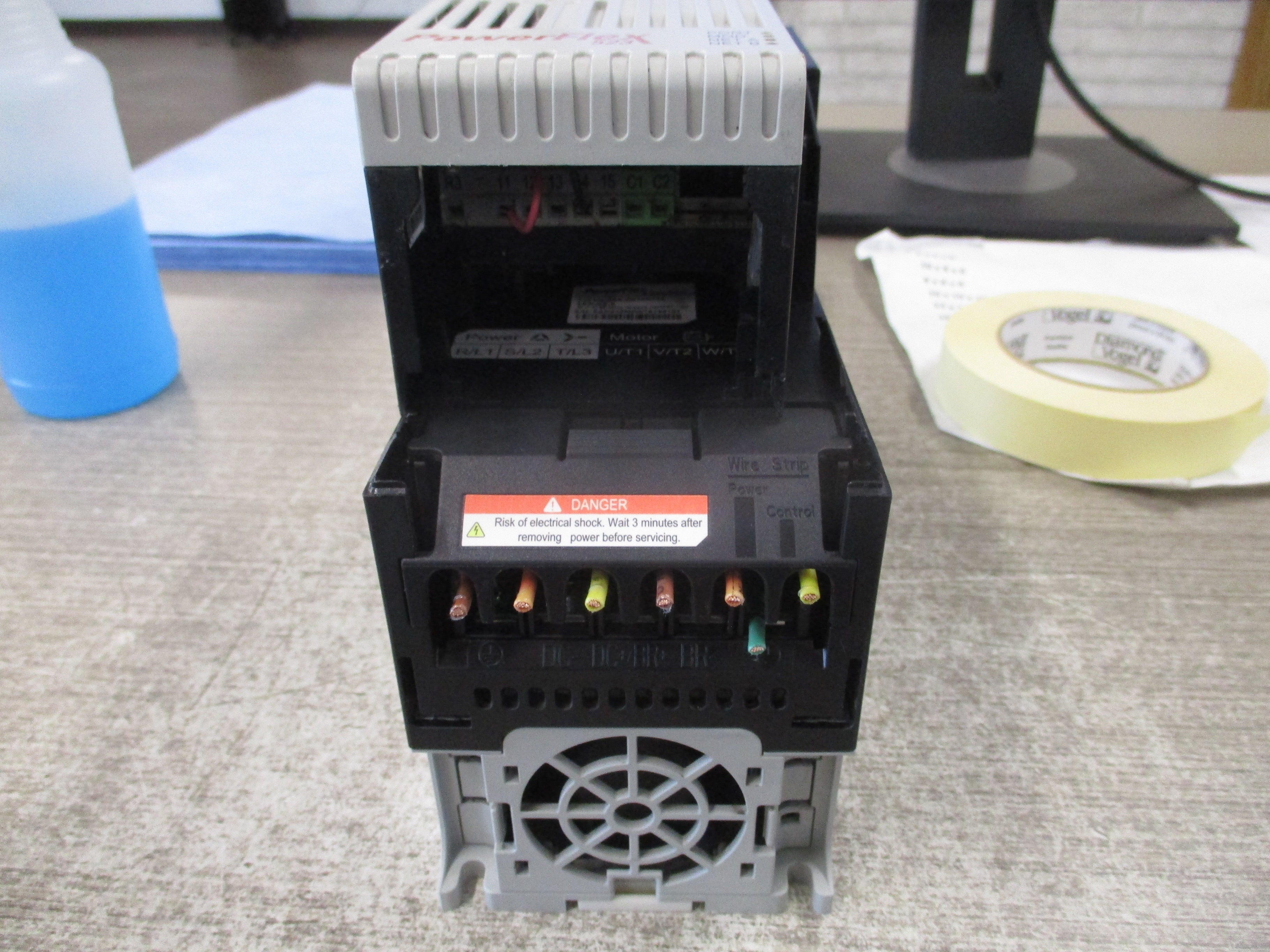 Allen-Bradley PowerFlex 523 AC Drive 25A-D010N104 5HP 3Ph Input: 380-480V / 47-63Hz / 323-528V AC Output: 0-60Hz / 0-460V AC / 10.5A 60Sec Ovld Amps 15.75 * Broken Vent * Used