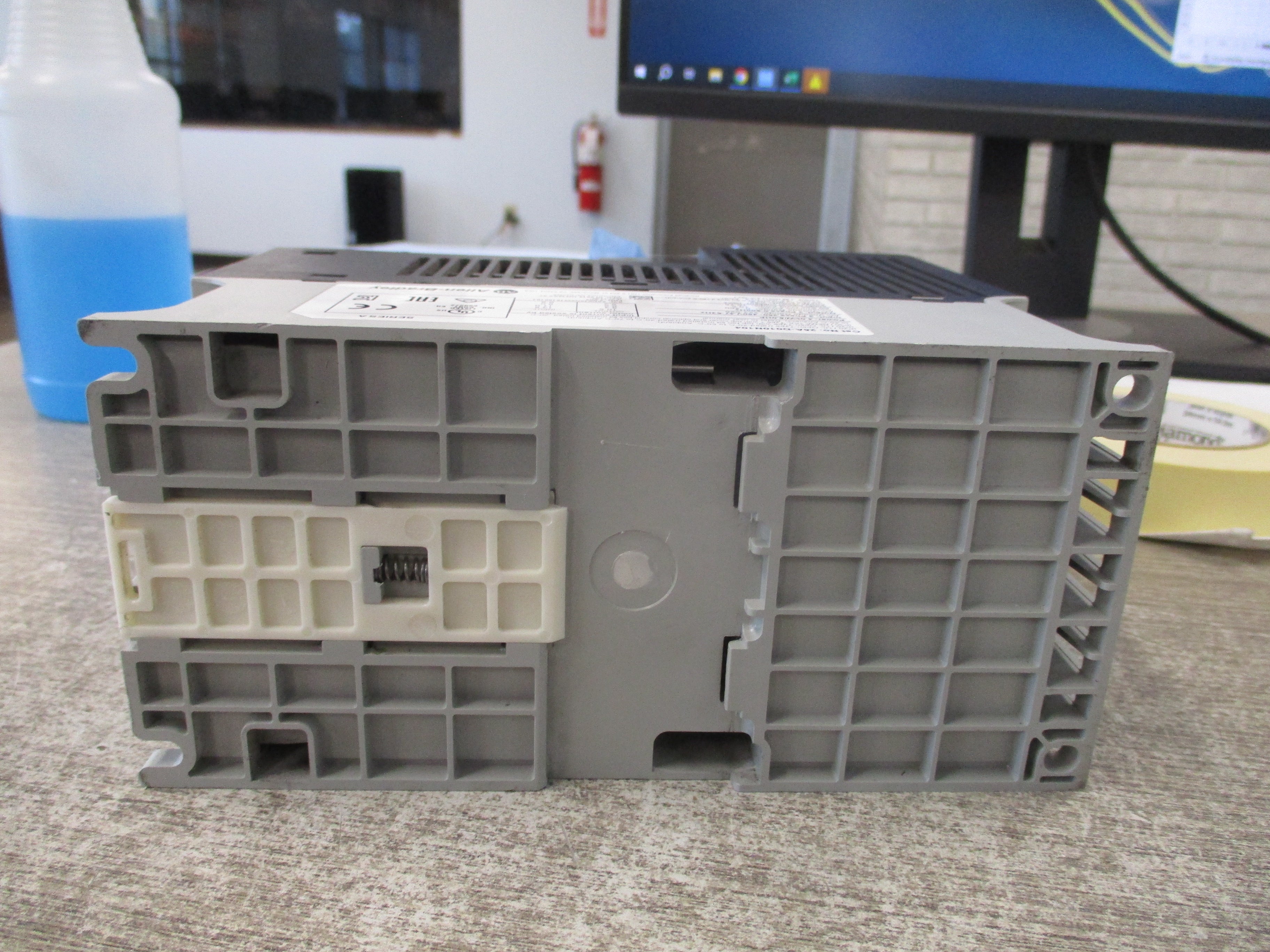 Allen-Bradley PowerFlex 523 AC Drive 25A-D010N104 5HP 3Ph Input: 380-480V / 47-63Hz / 323-528V AC Output: 0-60Hz / 0-460V AC / 10.5A 60Sec Ovld Amps 15.75 * Broken Vent * Used