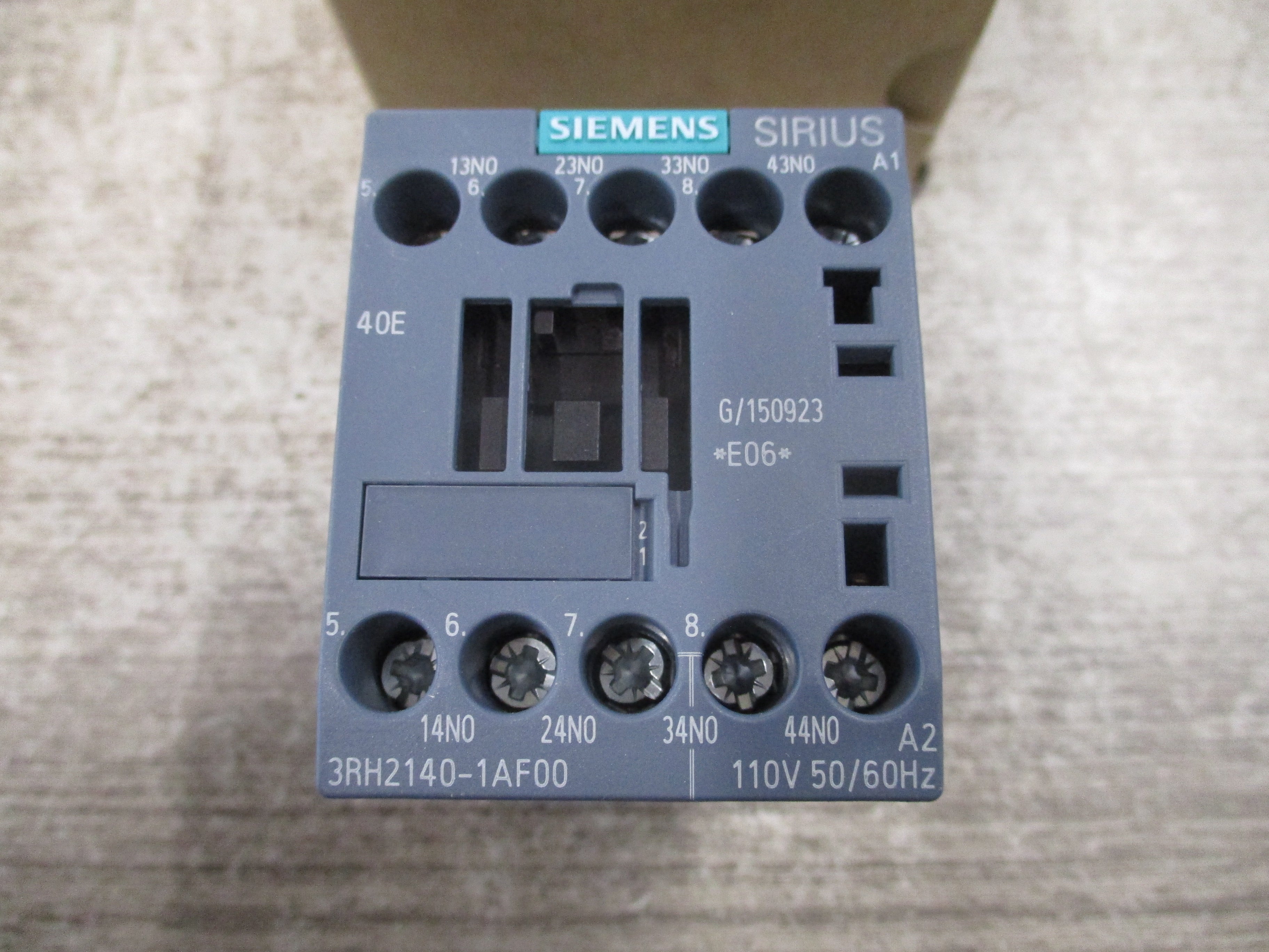 Siemens Contactor 3RH2140-1AF00 110V Coil New Surplus