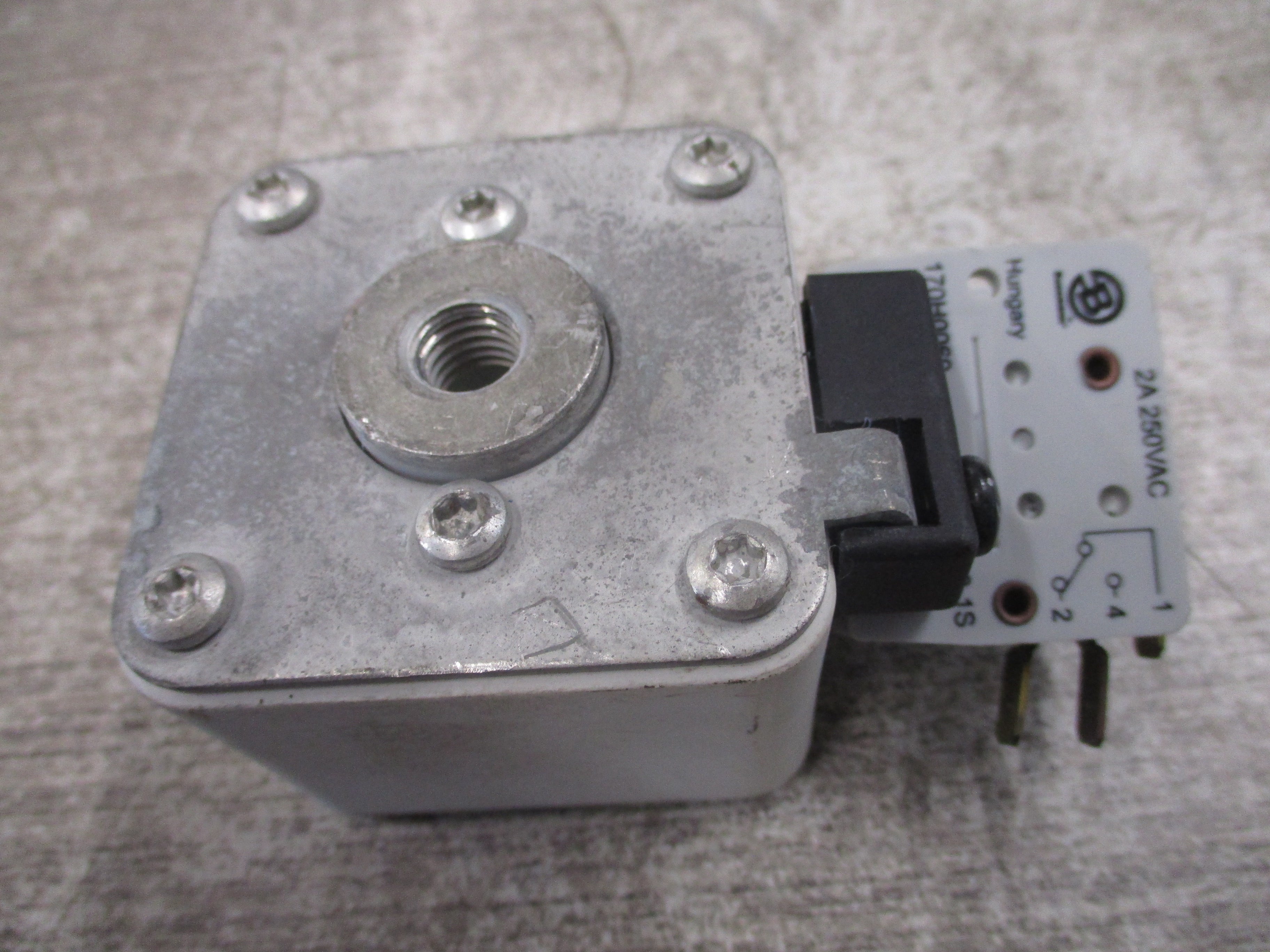 Bussmann Fuse 170M5465 900A 700V Used