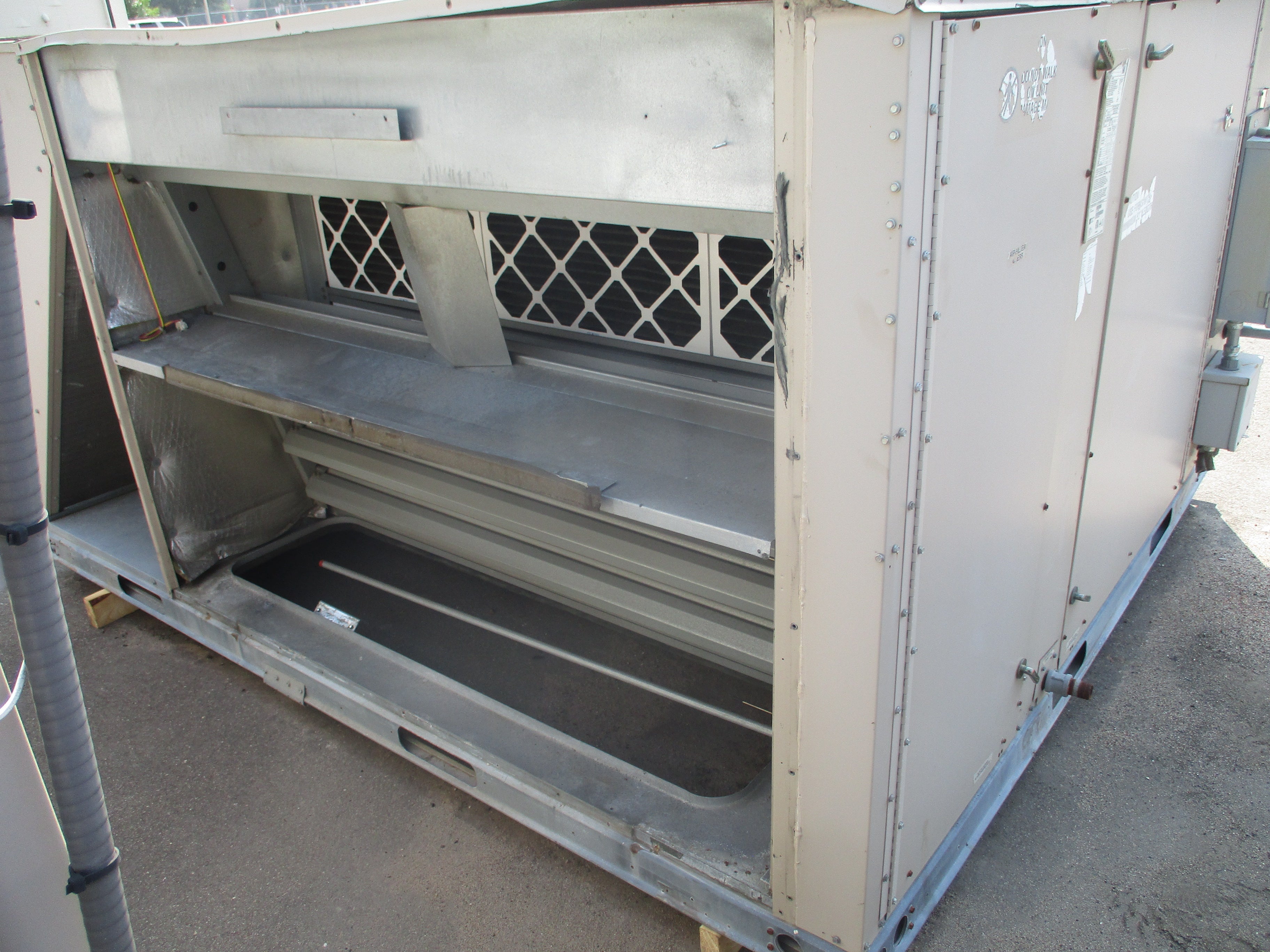 Lennox Rooftop Unit LGA 240 H4 BSG 20 Ton 460V 249.000 BTU 2009 MFD R410A Natural Gas Heat Used