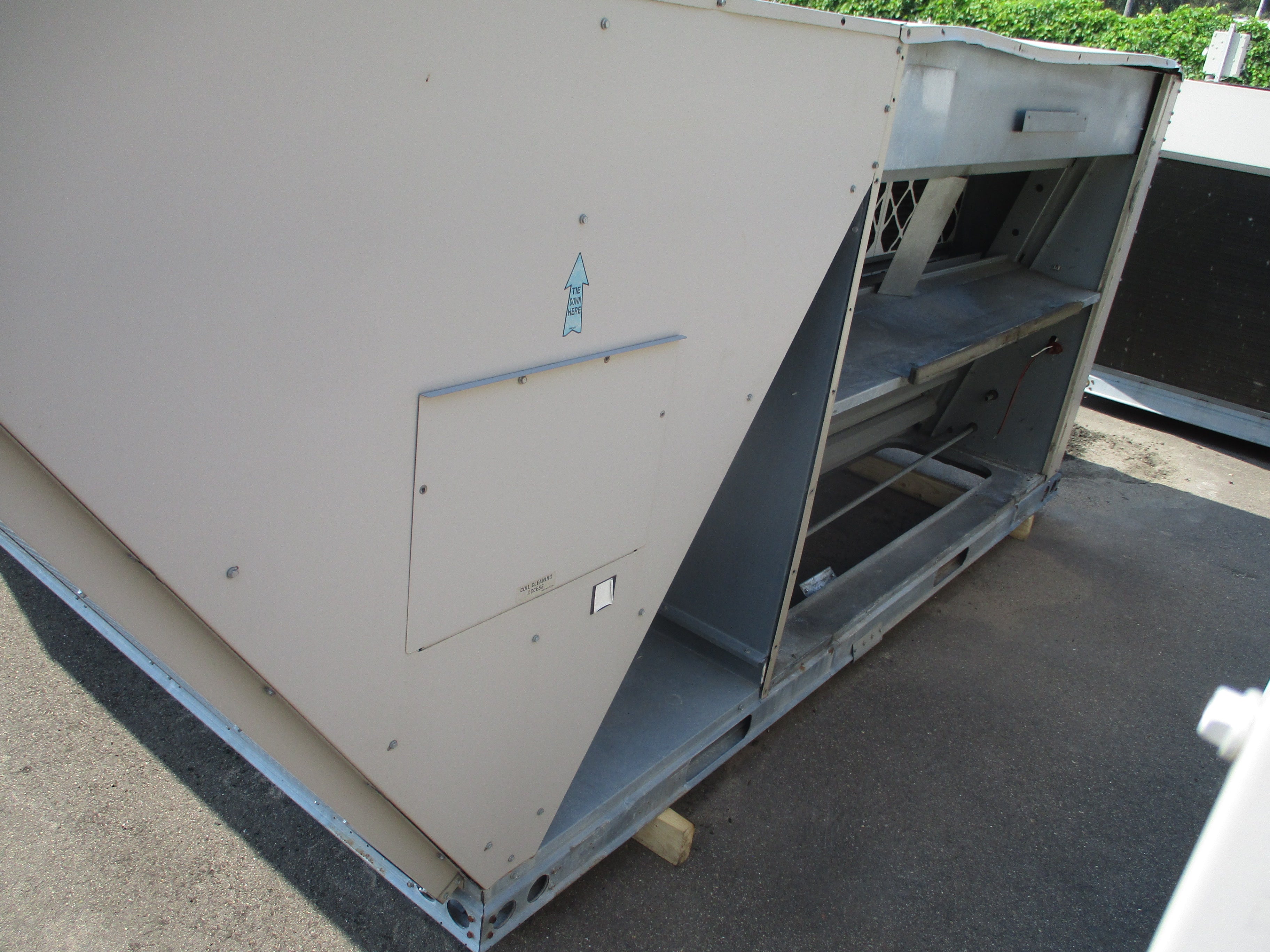 Lennox Rooftop Unit LGA 240 H4 BSG 20 Ton 460V 249.000 BTU 2009 MFD R410A Natural Gas Heat Used