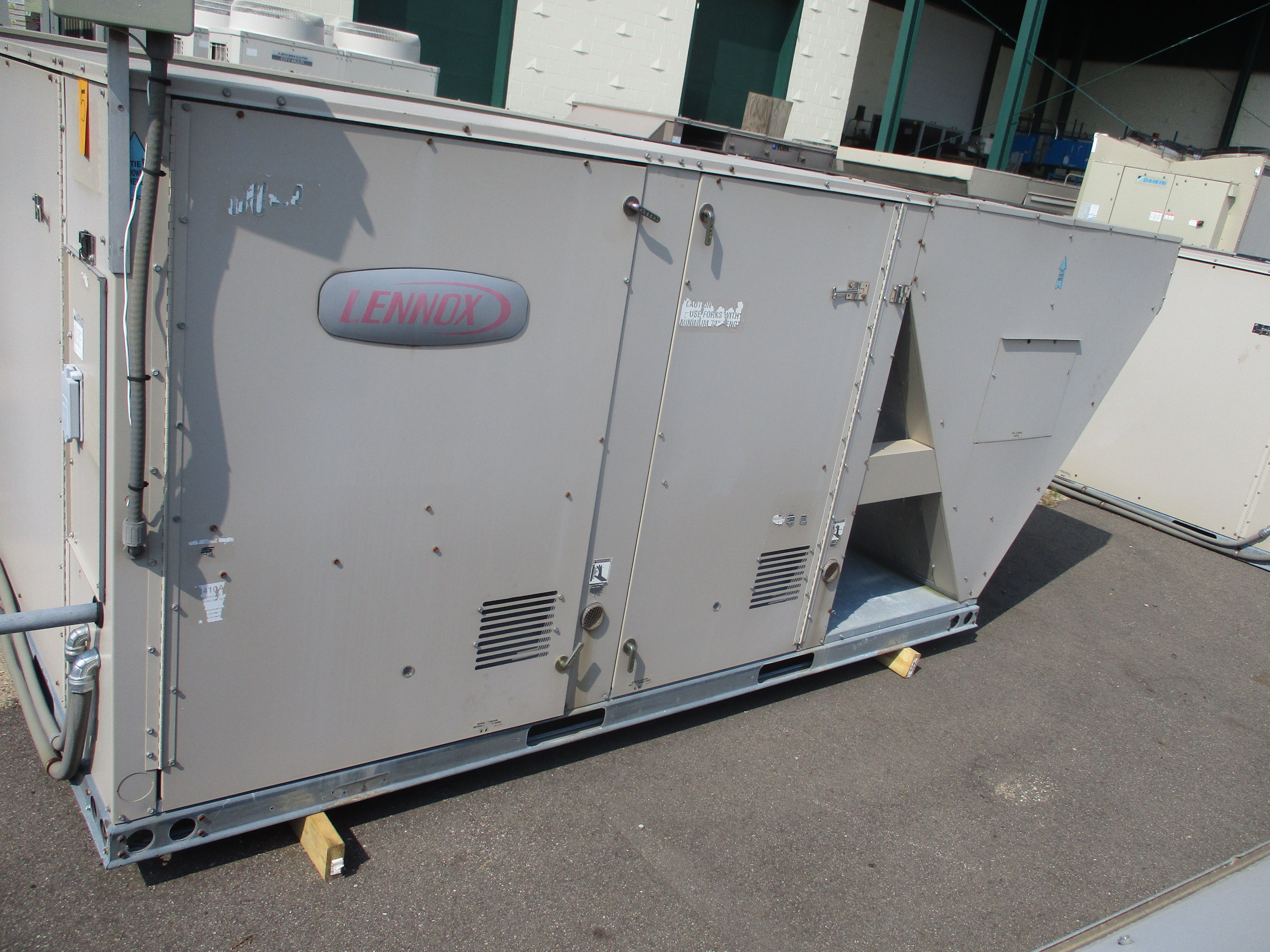 Lennox Rooftop Unit LGC156H4BL2G 12.5 Ton 460V 46KW 169.000 BTU R410A 2009 MFD Natural Gas Heat Used