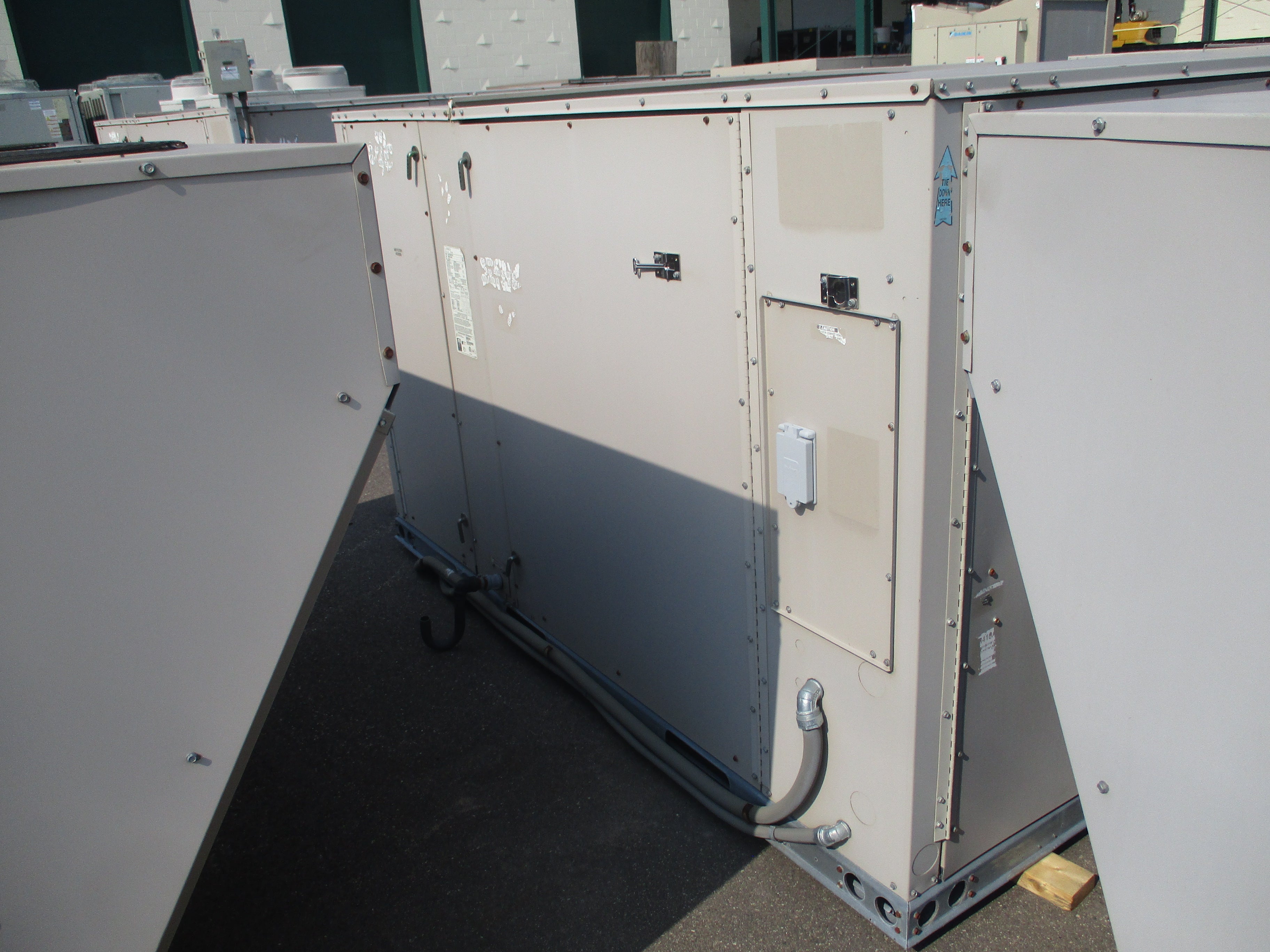 Lennox Rooftop Unit LGC156H4BL2G 12.5 Ton 460V 46KW 169.000 BTU R410A 2009 MFD Natural Gas Heat Used