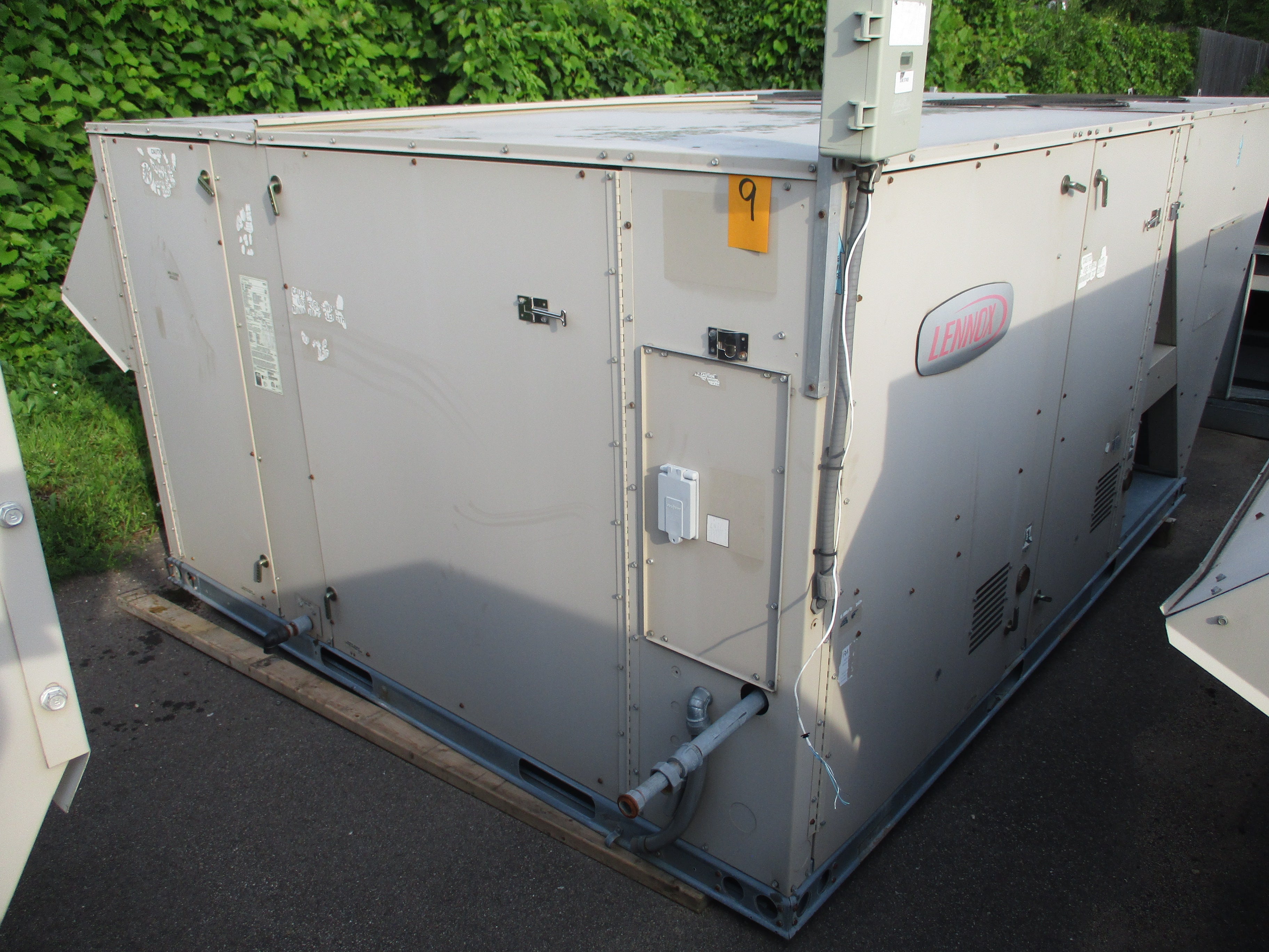 Lennox Rooftop Unit LGC156H4BL2G 12.5 Ton 460V 46KW 169.000 BTU R410A 2009 MFD Natural Gas Heat Used