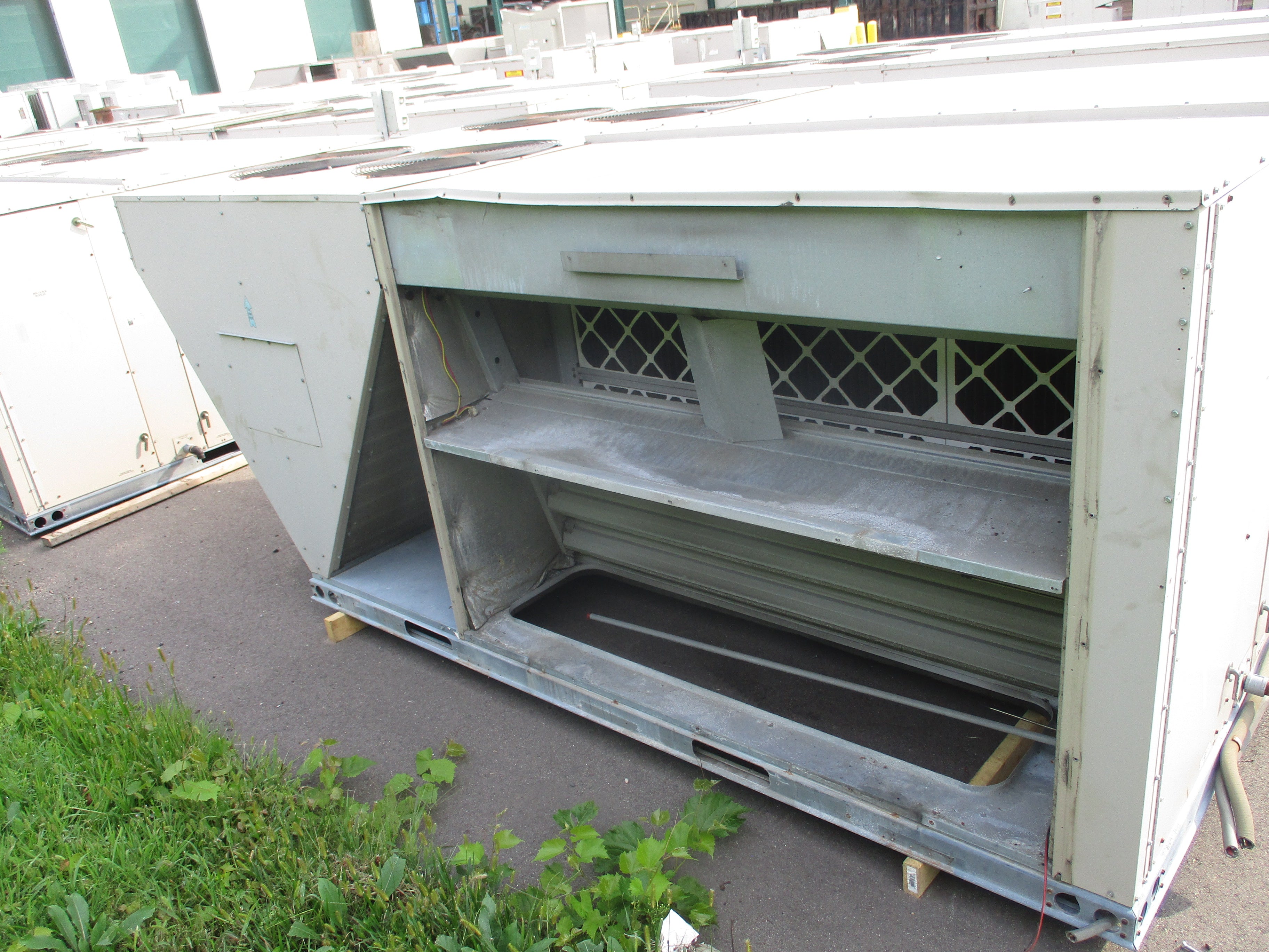 Lennox Rooftop Unit LGA 240 H4 BSG 20 Ton 460V 249.000 BTU 2009 MFD R410A Natural Gas Heat Used
