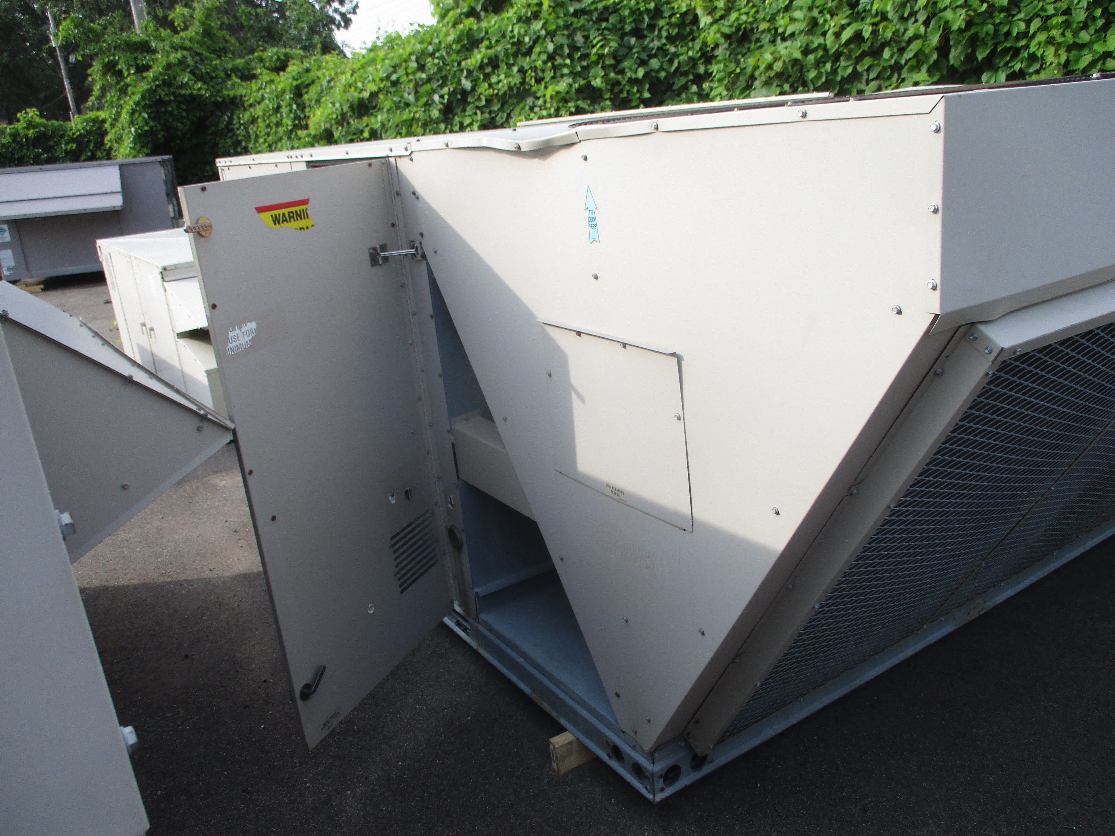 Lennox Rooftop Unit LGA 240 H4 BSG 20 Ton 460V 249.000 BTU 2009 MFD R410A Natural Gas Heat Used