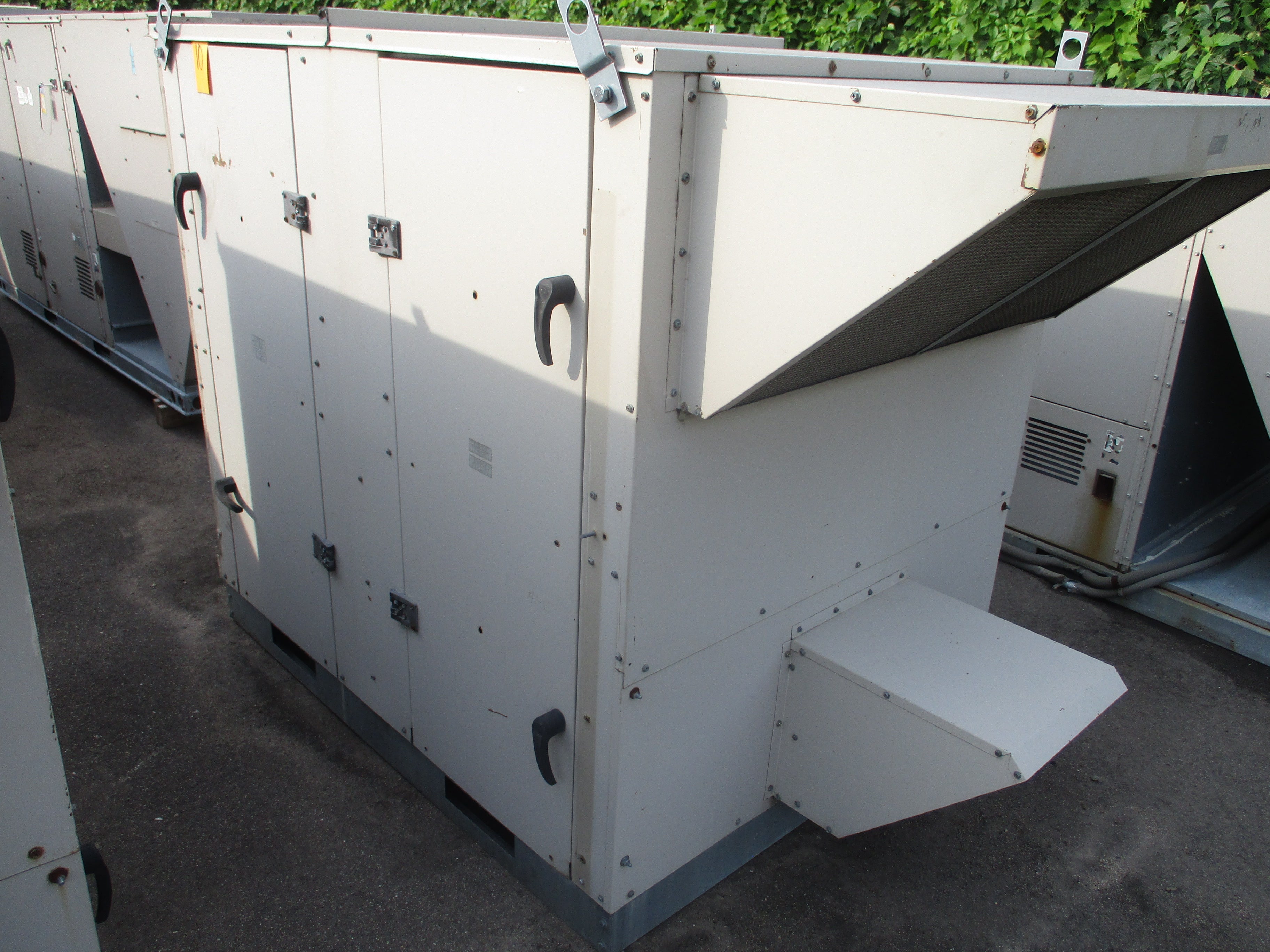 Lennox Rooftop Unit LGA 240 H4 BSG 20 Ton 460V 249.000 BTU 2009 MFD R410A Natural Gas Heat Used