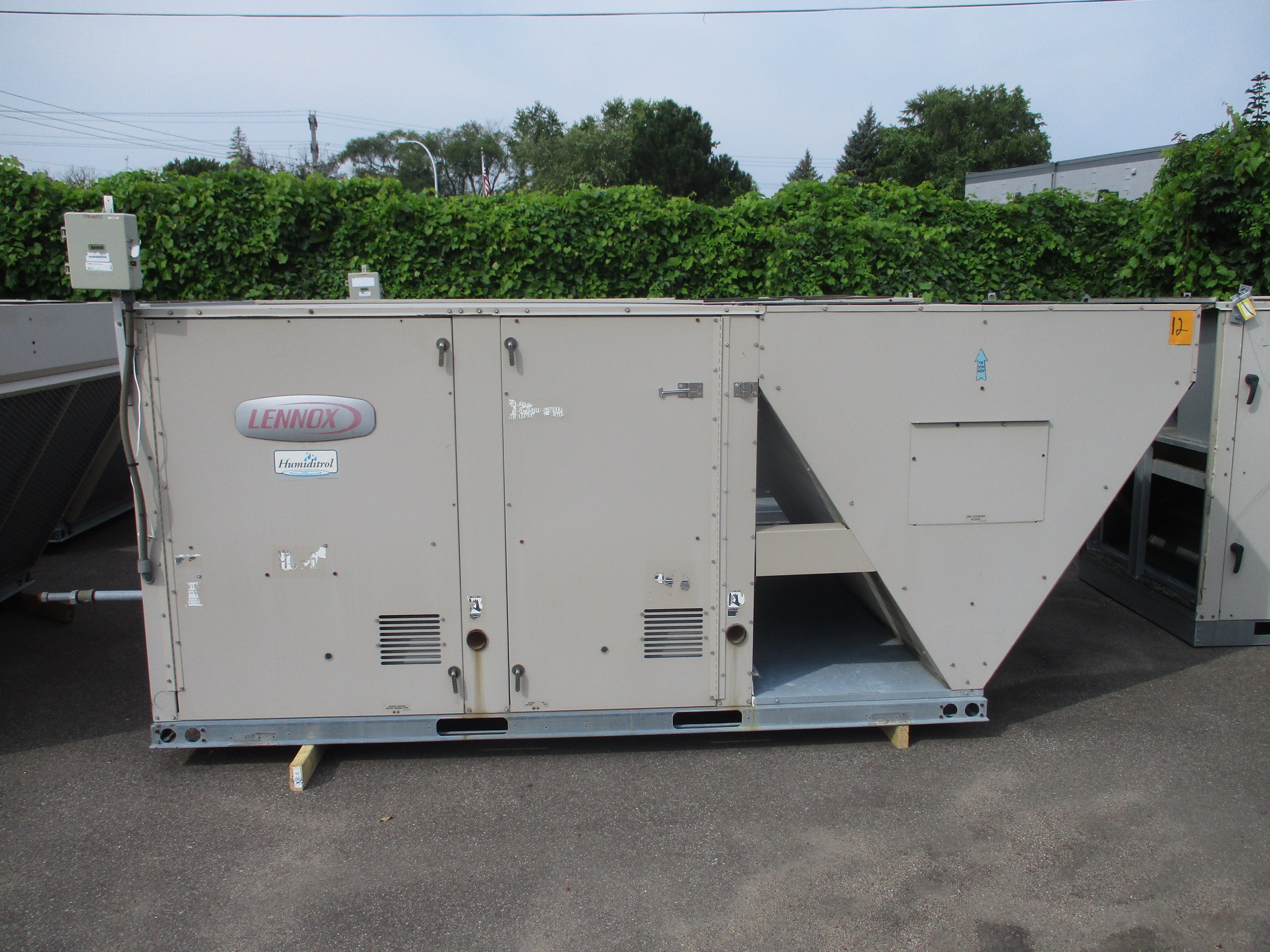Lennox Rooftop Unit LGC156H4BS2G 12.5 Ton 460V 249.000BTU R410A 46KW 2009 MFD Natural Gas Heat Used
