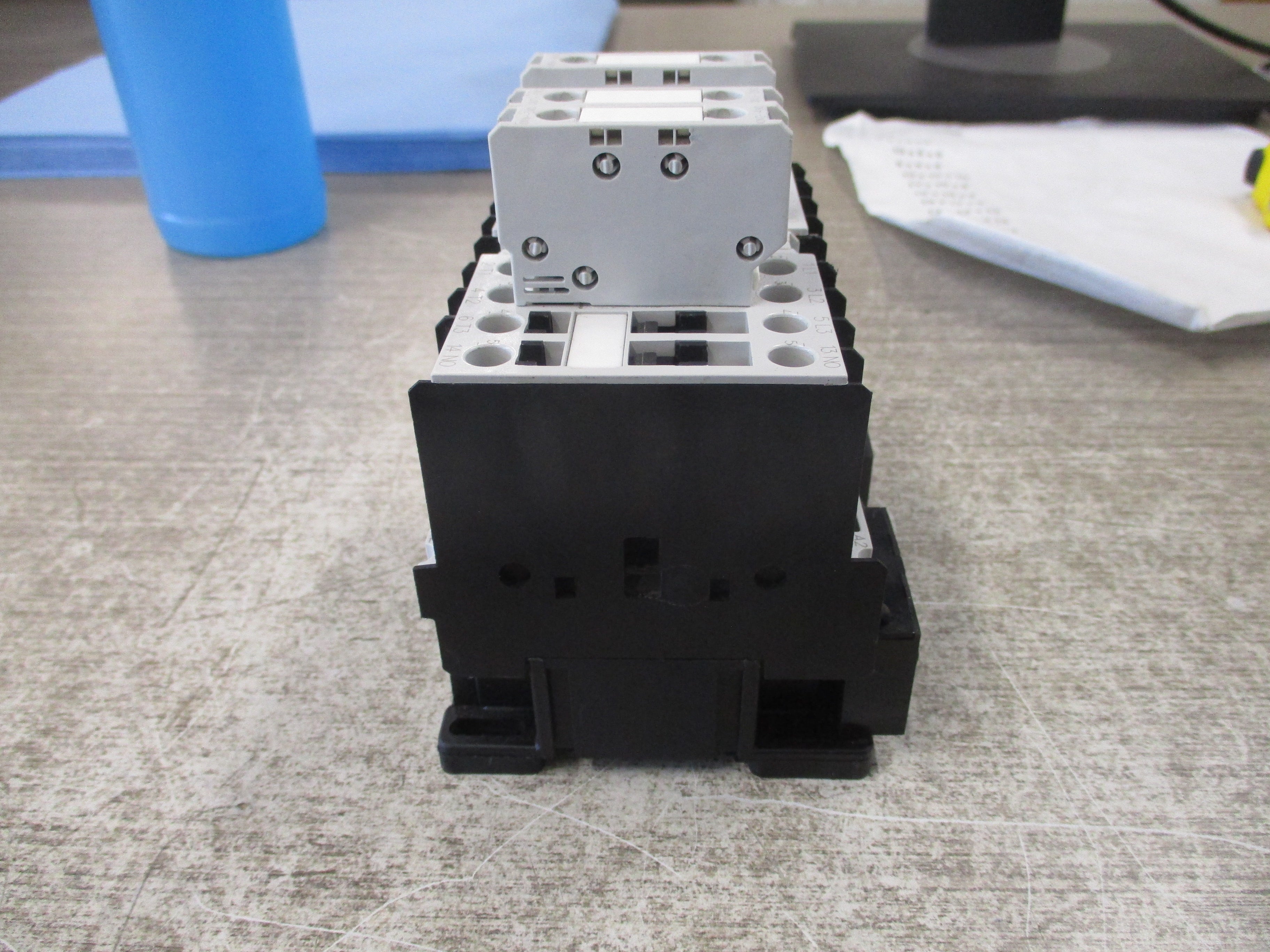 GE Reversing Contactor CL00A310T 120V coil 25A 600V (3) Aux Contacts * Chipped Insulator * Used