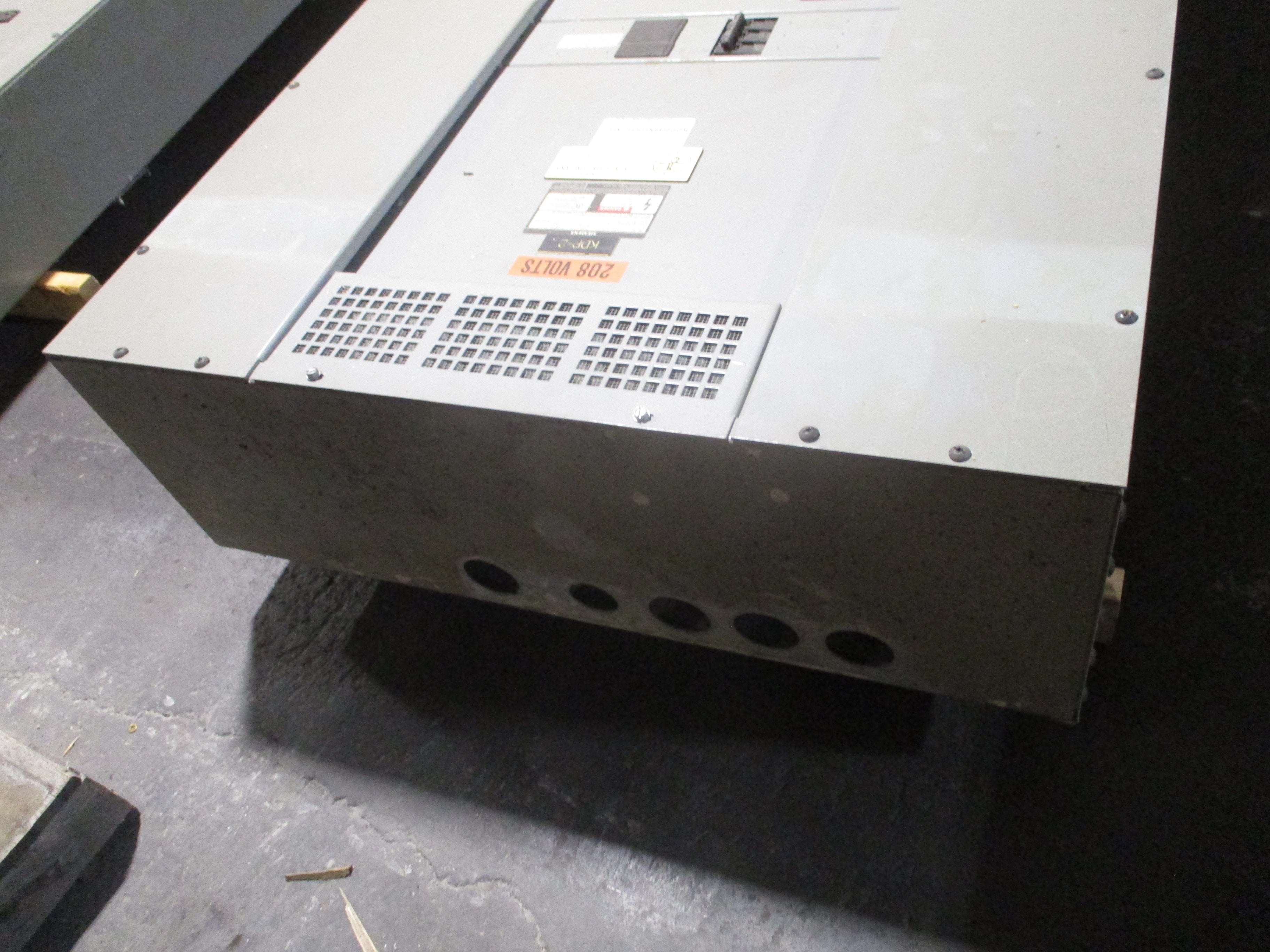 Siemens S5C60ML800DTS 800A 208Y/120V 3Ph 4W Breakers: (1) 100A (5) 225A Used