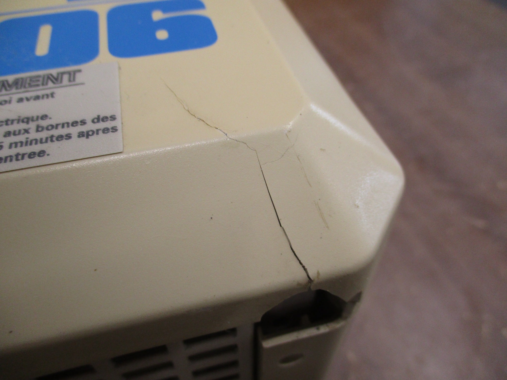 MagneTek GPD 506 AC Drive GPD506V-B014 10HP 3Ph w/ Keypad *Broken Corner*