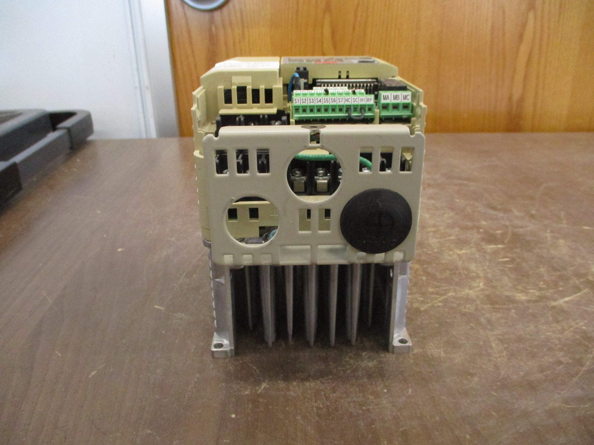 Yaskawa V1000 AC Drive CIMR-VU4A0004FAA Rev. C 1HP 3Ph w/ Keypad Used.