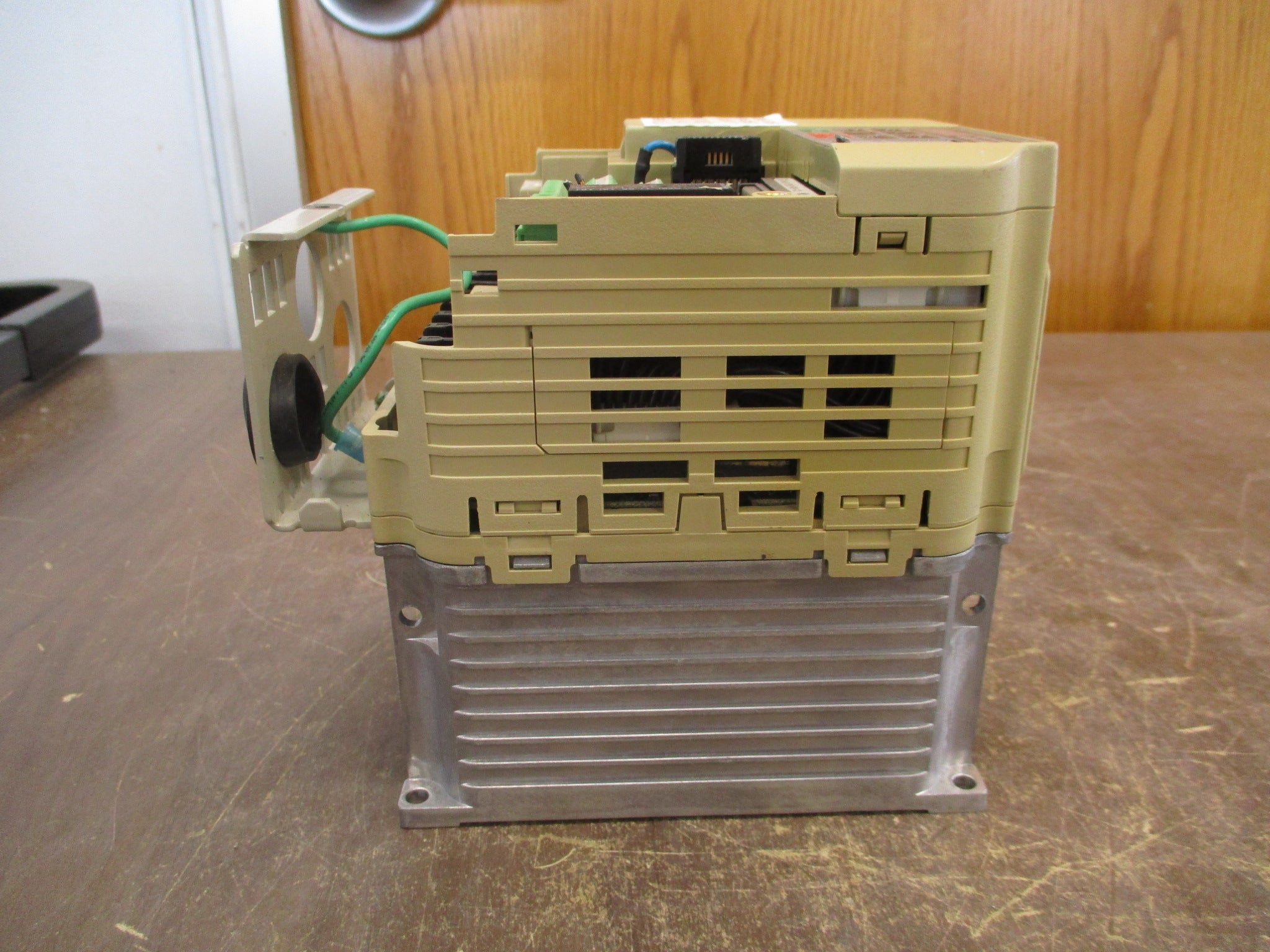 Yaskawa V1000 AC Drive CIMR-VU4A0004FAA Rev. C 1HP 3Ph w/ Keypad Used.