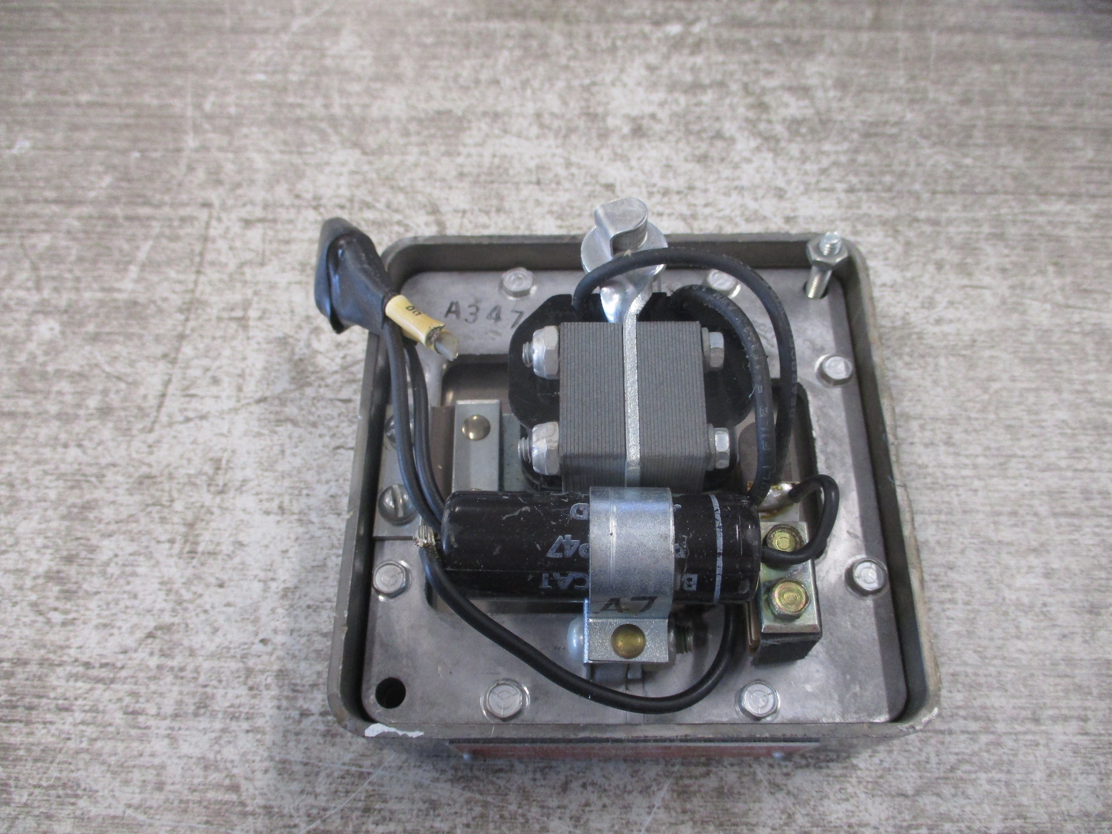 Federal Signal Vibratone Horn Model 450 24VDC 0.5A *MIssing (1) Mounting Screw* Used