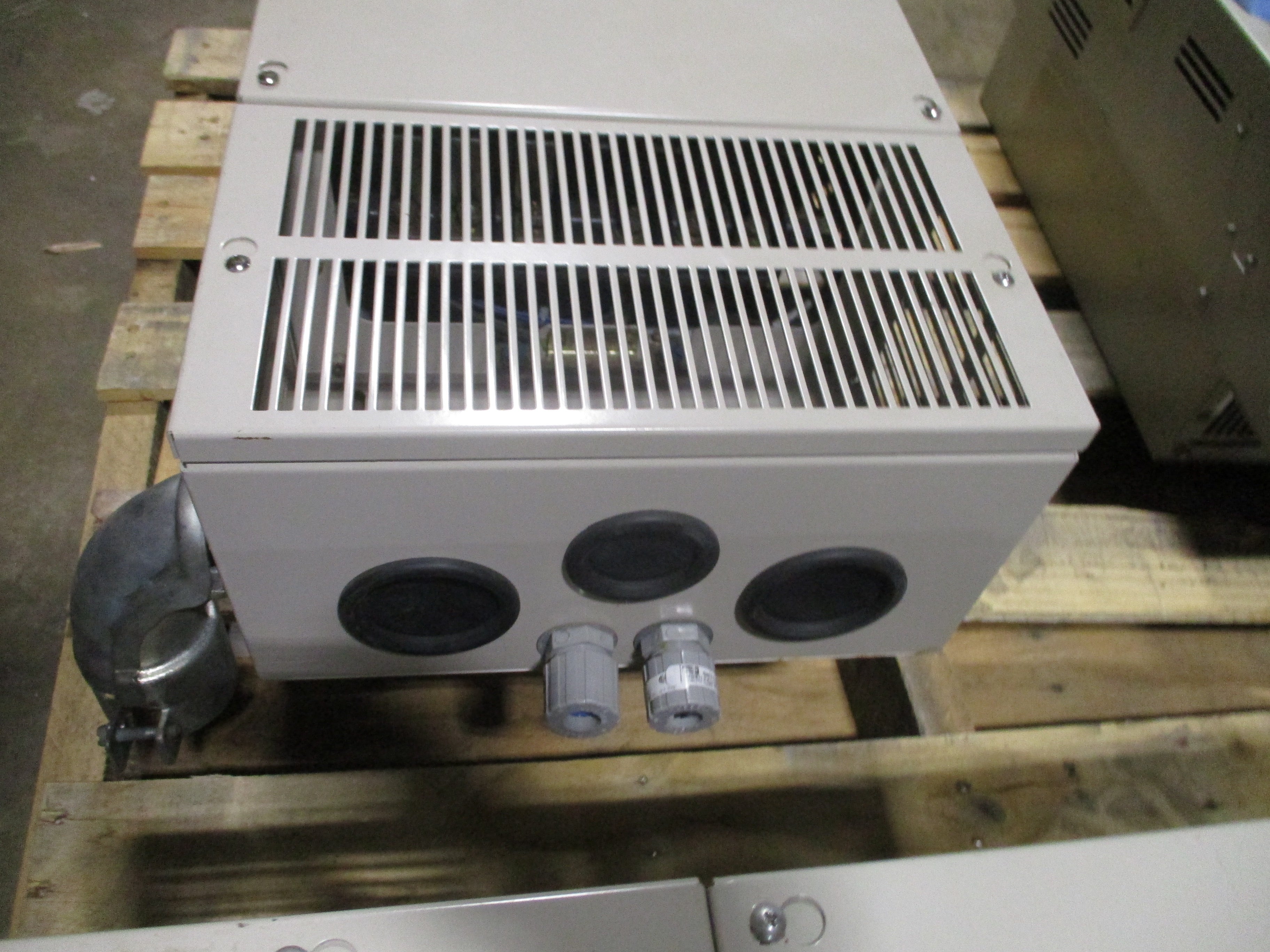 Yaskawa Varispeed P7 AC Drive CIMR-P7U4045 75HP 3Ph Input: AC 3PH 380-480V 50/60