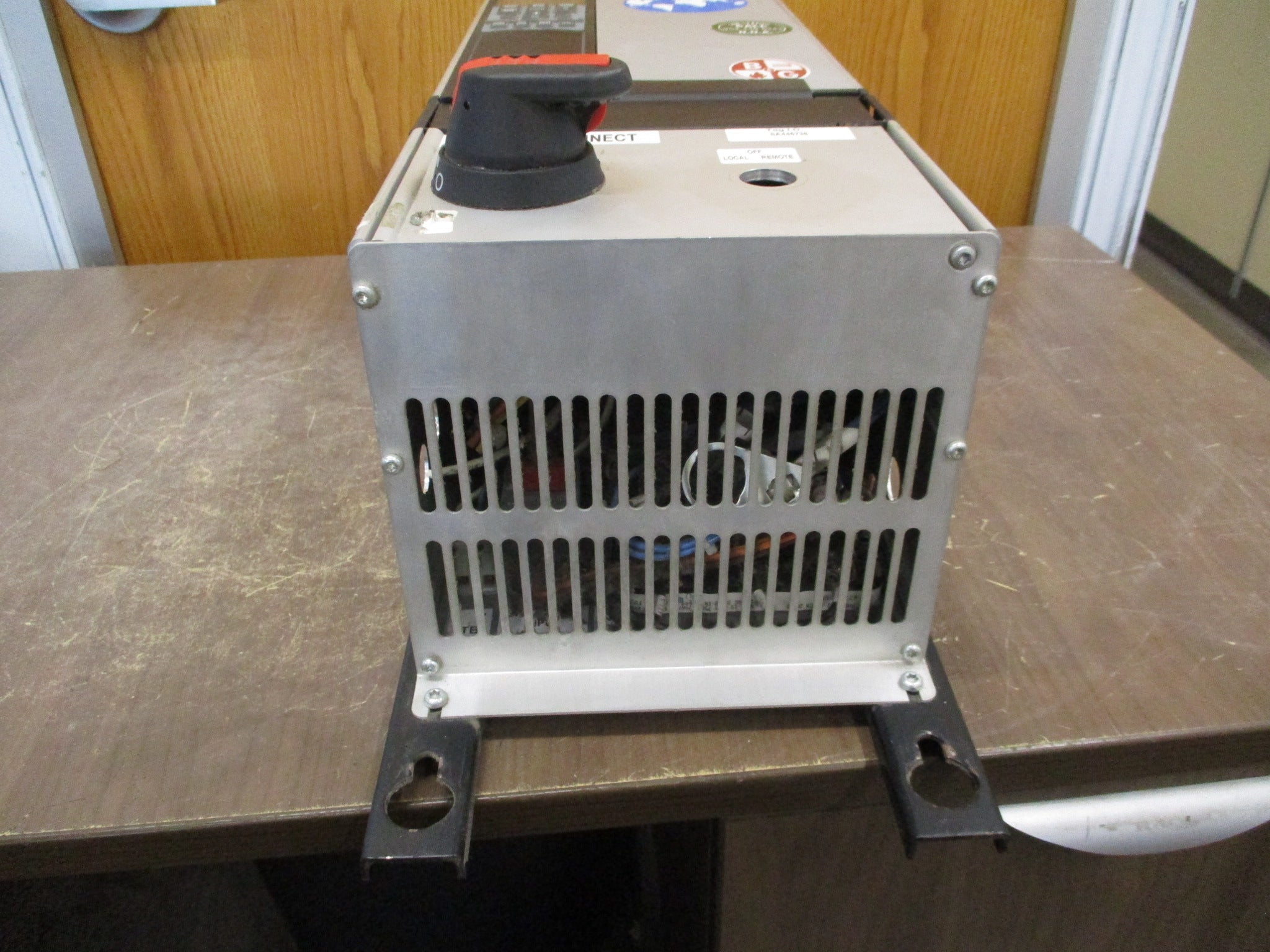 Danfoss VLT 6008 AC Drive 175Z7285 7.5HP 3Ph w/ Disconnect Used.
