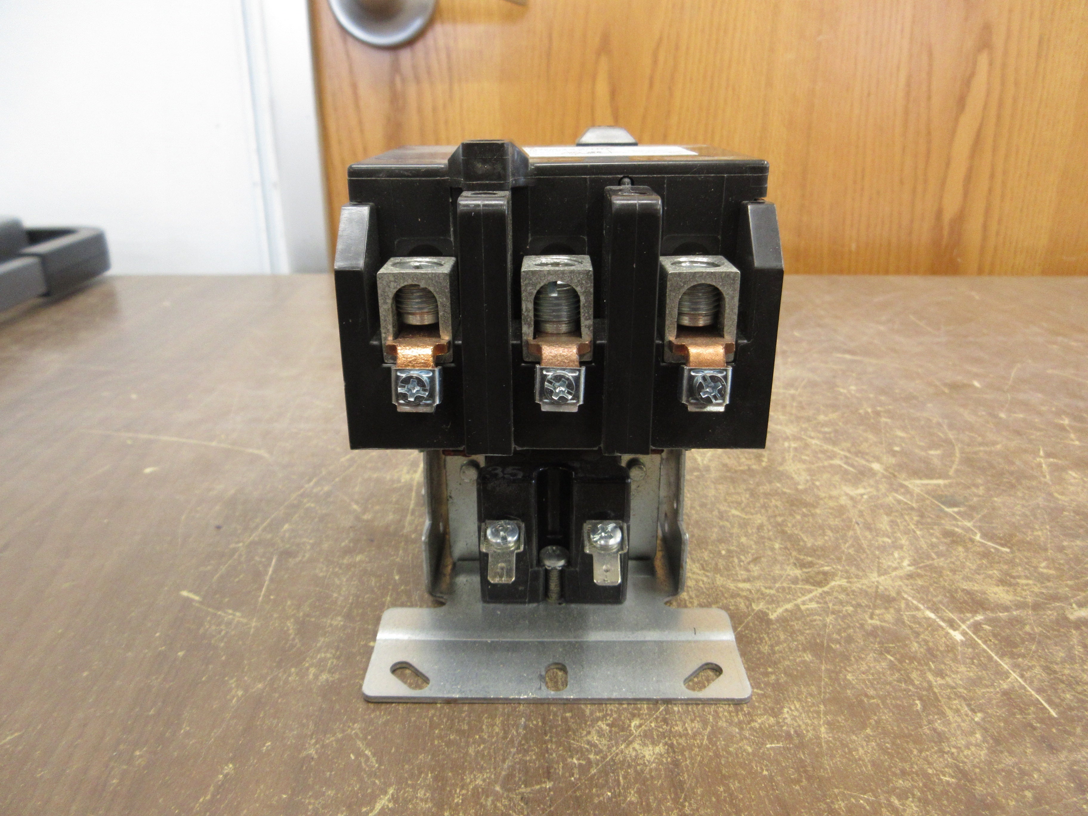 Siemens Lighting & Heating Contactor LEN00E003240A 208/240V Coil 100A 600V Used