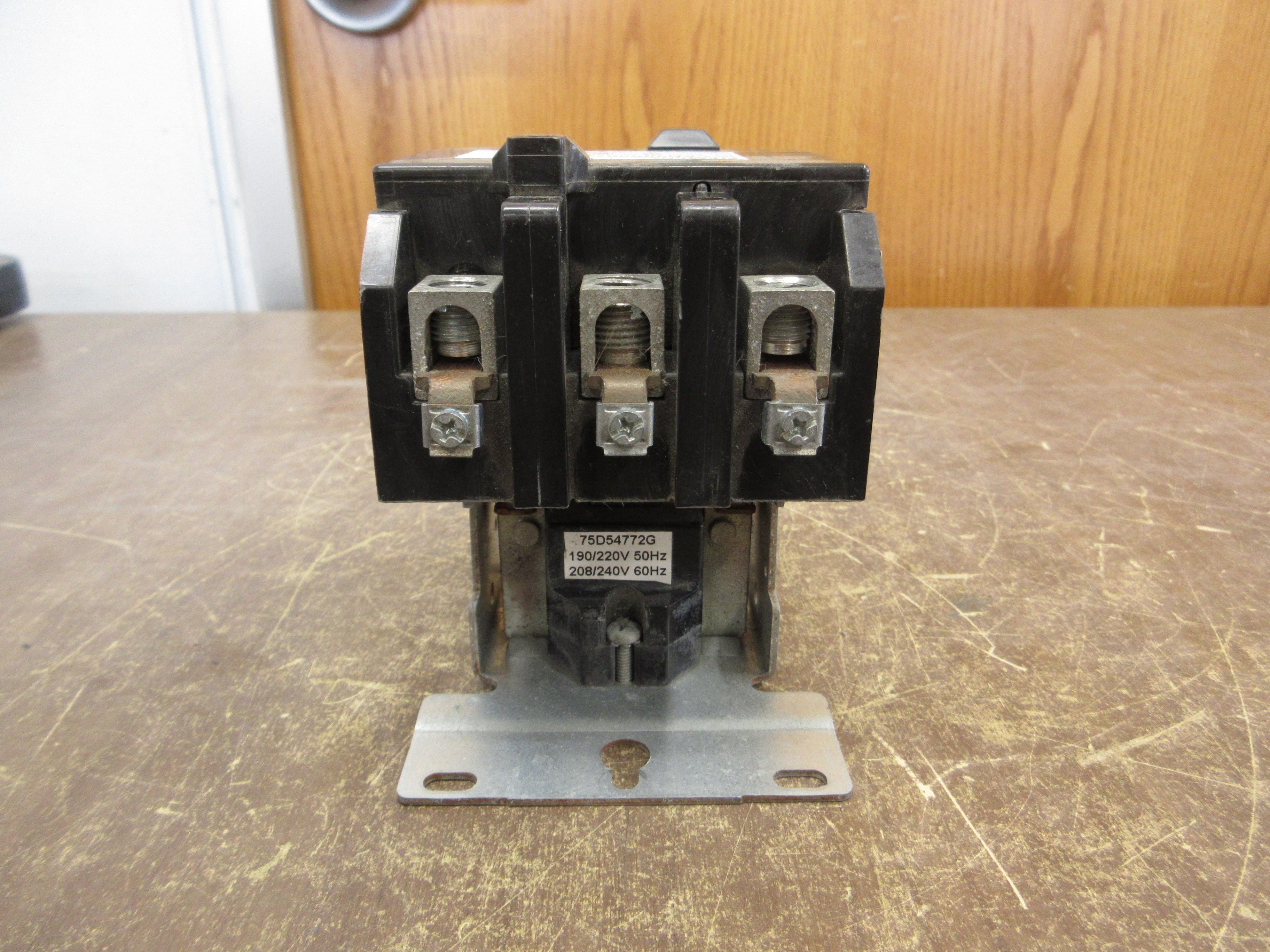 Siemens Lighting & Heating Contactor LEN00E003240A 208/240V Coil 100A 600V Used