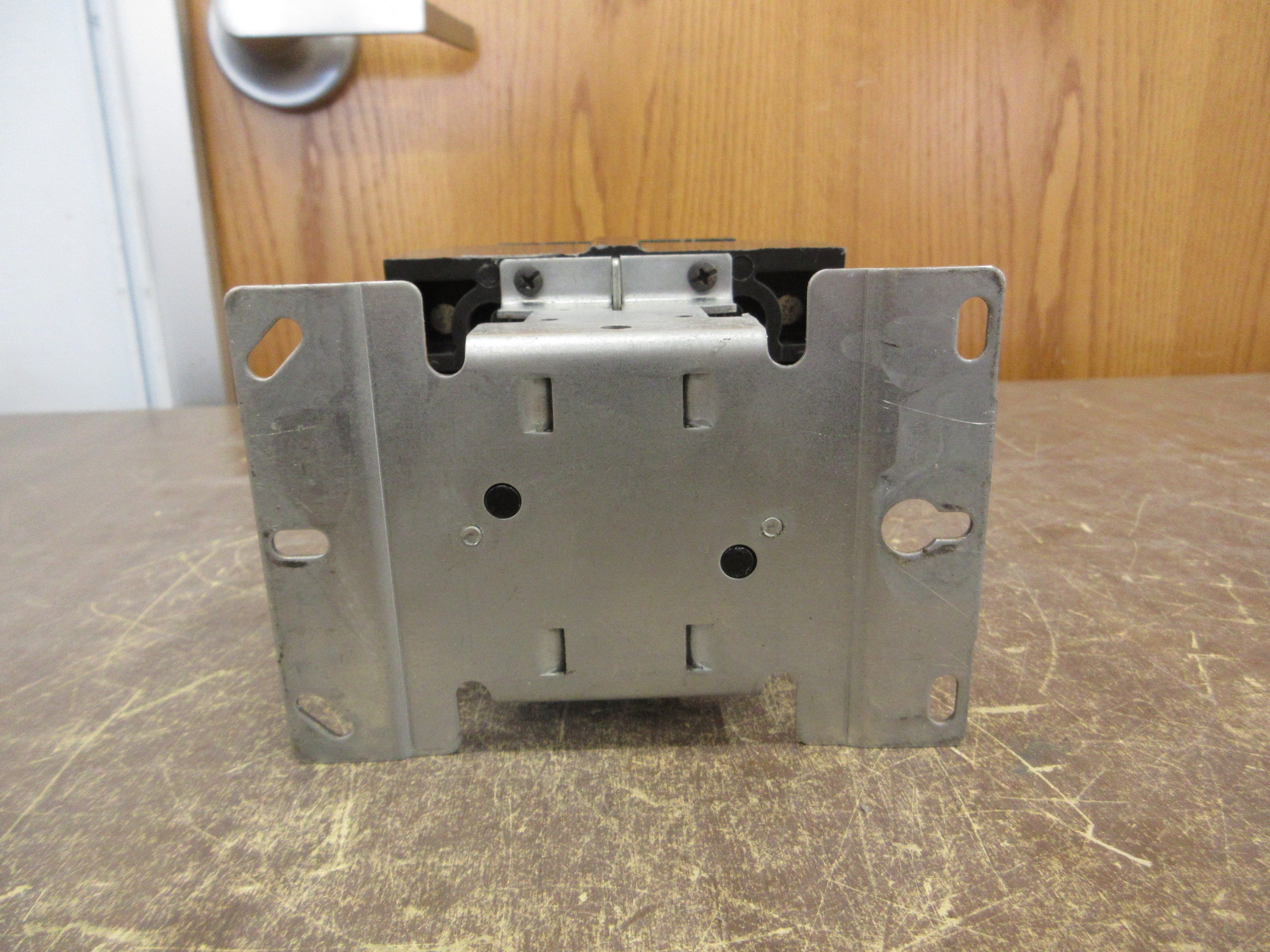 Siemens Lighting & Heating Contactor LEN00E003240A 208/240V Coil 100A 600V Used