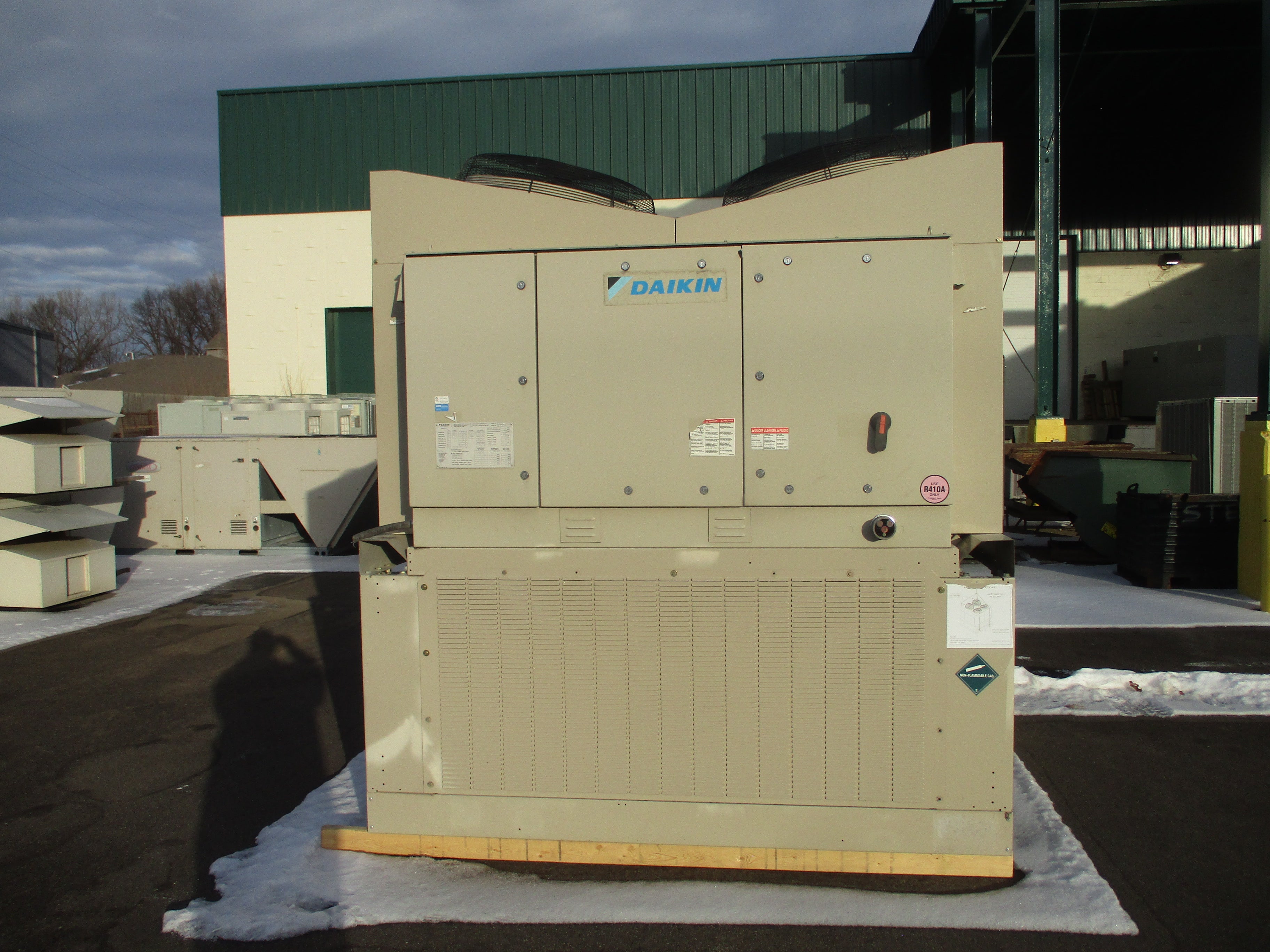 Daikin Air Cooled Chiller AGZ050EPMNN-ER00 50 Ton 208V 3Ph Still Charged