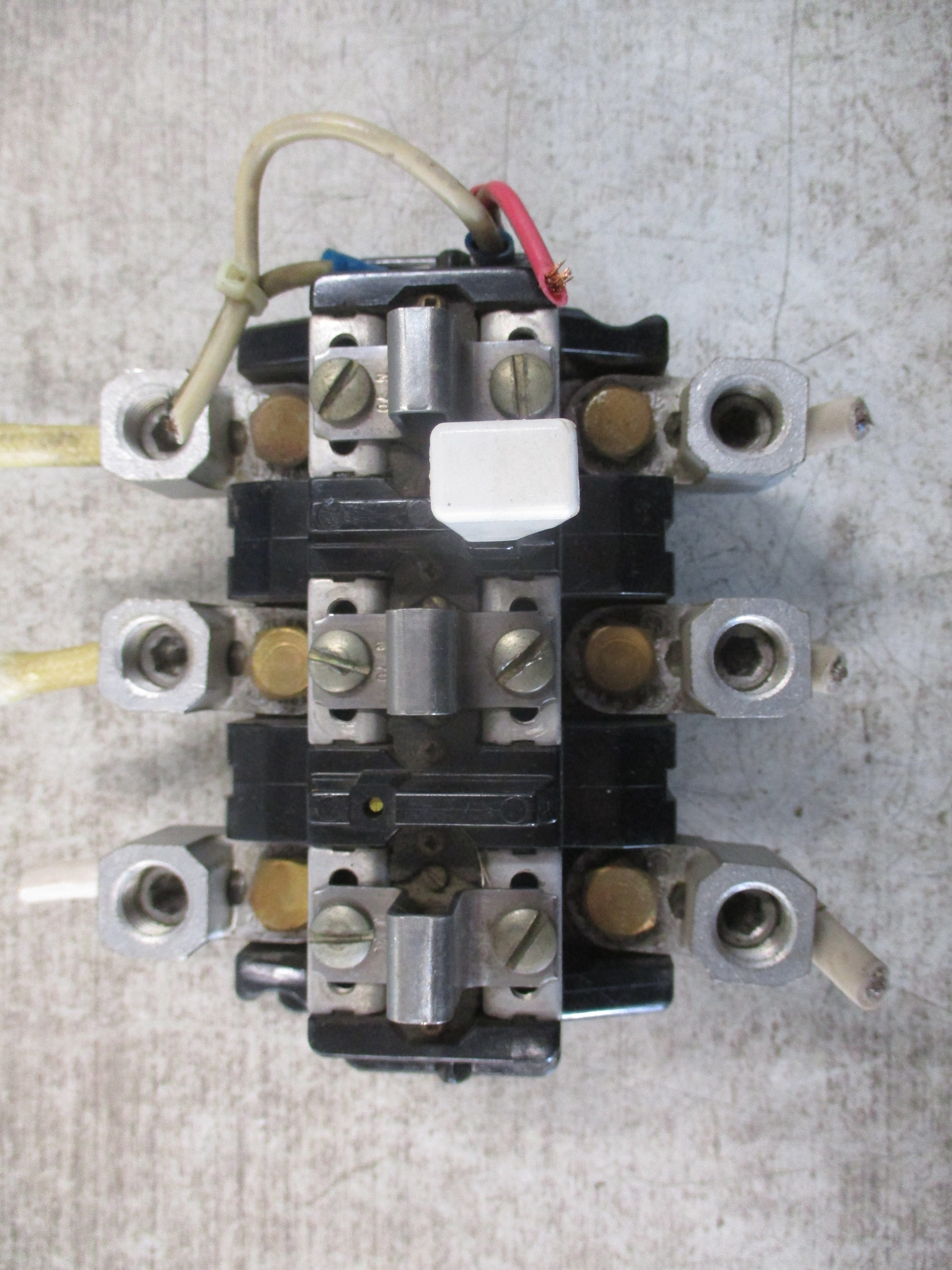 Allen-Bradley Overload Relay 815-DOV16 Ser. K 3P 600V *Broken Mount* Used