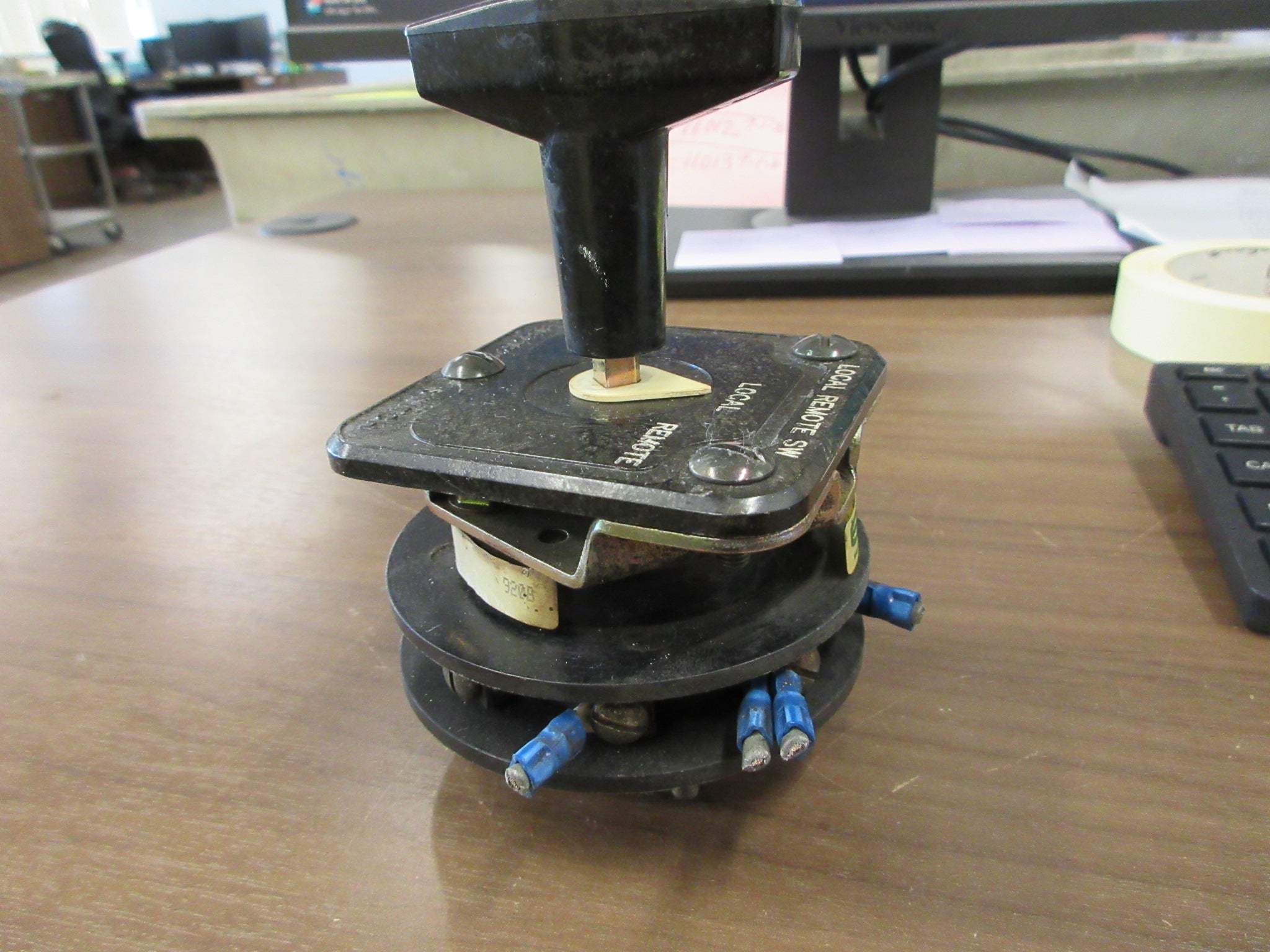 Electroswitch Series 24 Local Remote SW Rotary Switch 24201D 9221 Used