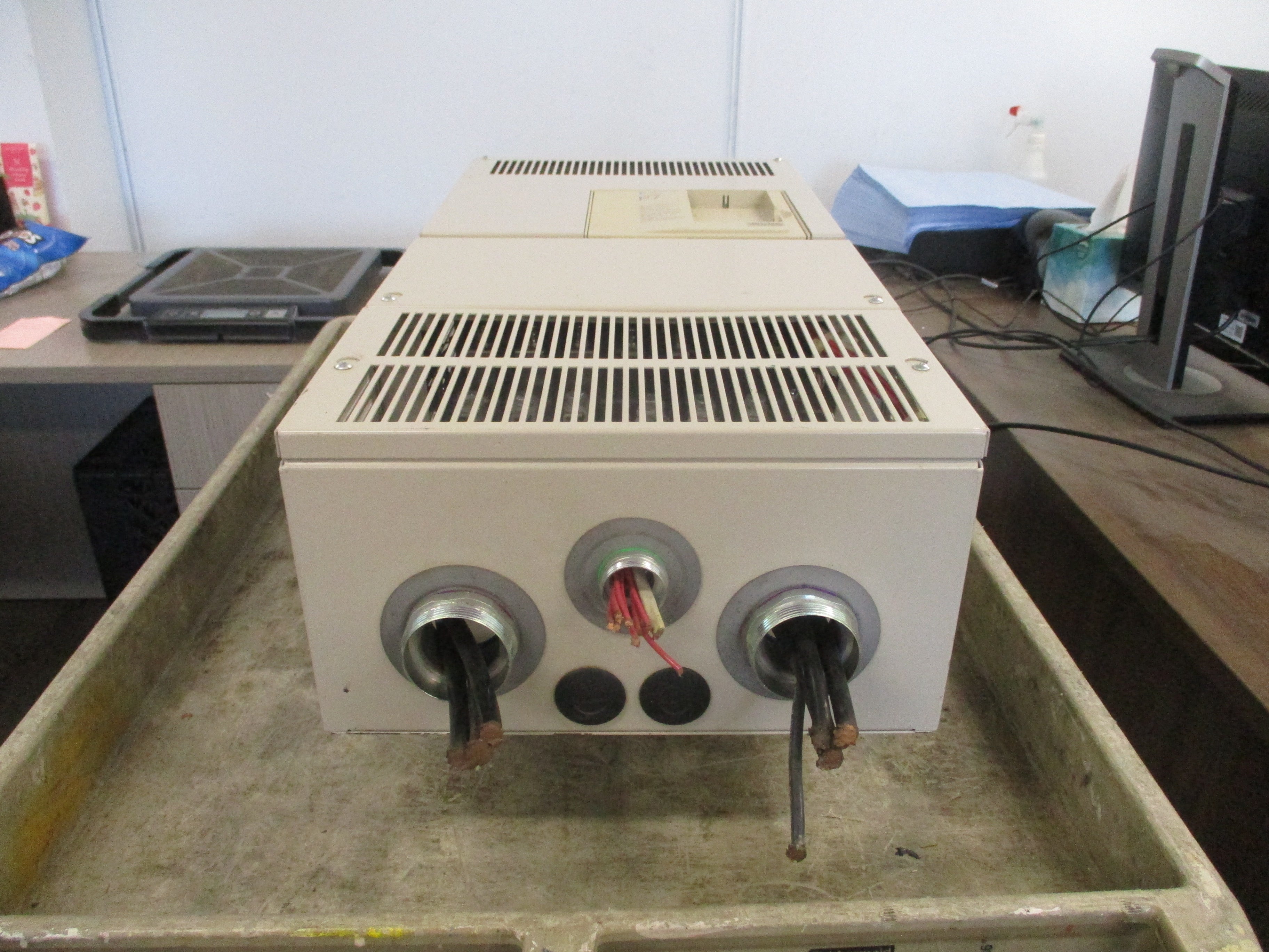 Yaskawa Varispeed P7 AC Drive CIMR-P7U4045 75HP 3Ph Input: AC 3Ph 380-480V