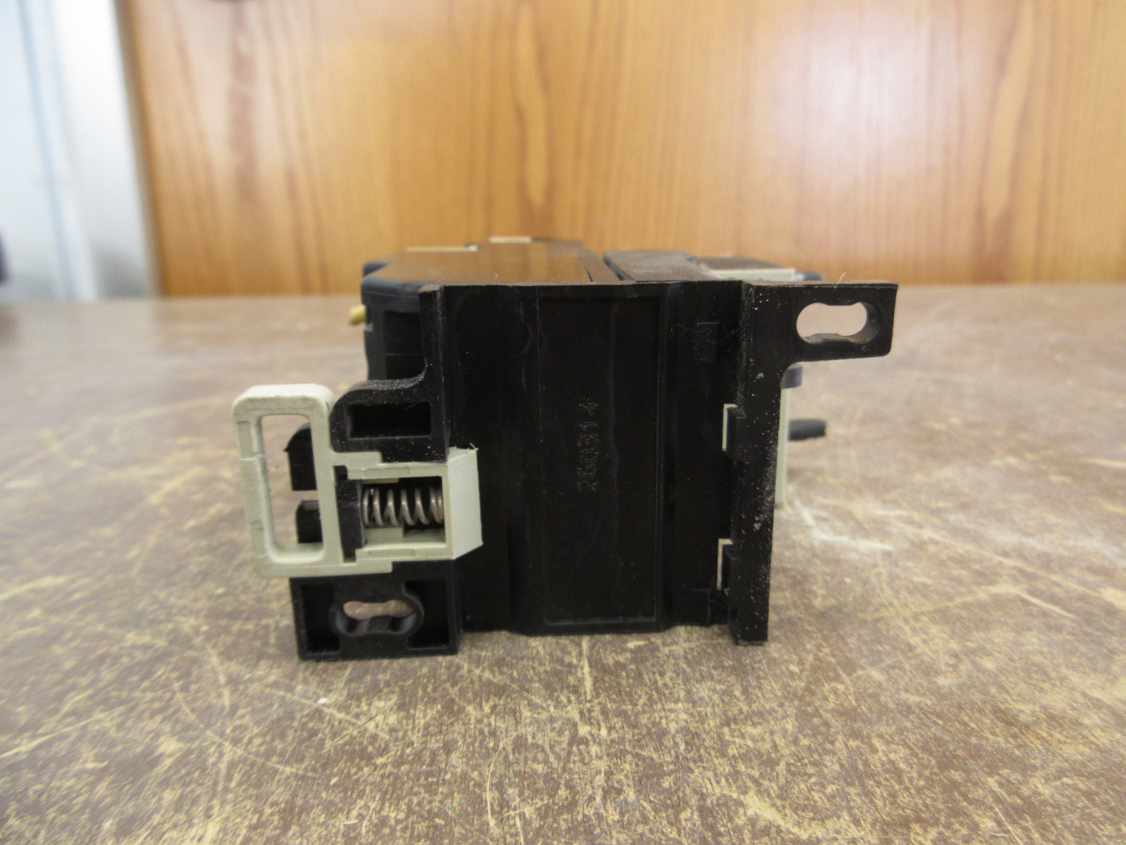 Telemecanique Solid State Overload LR2 D1307 Trip: 1.6-2.5A w/ DIN-Rail Adapter
