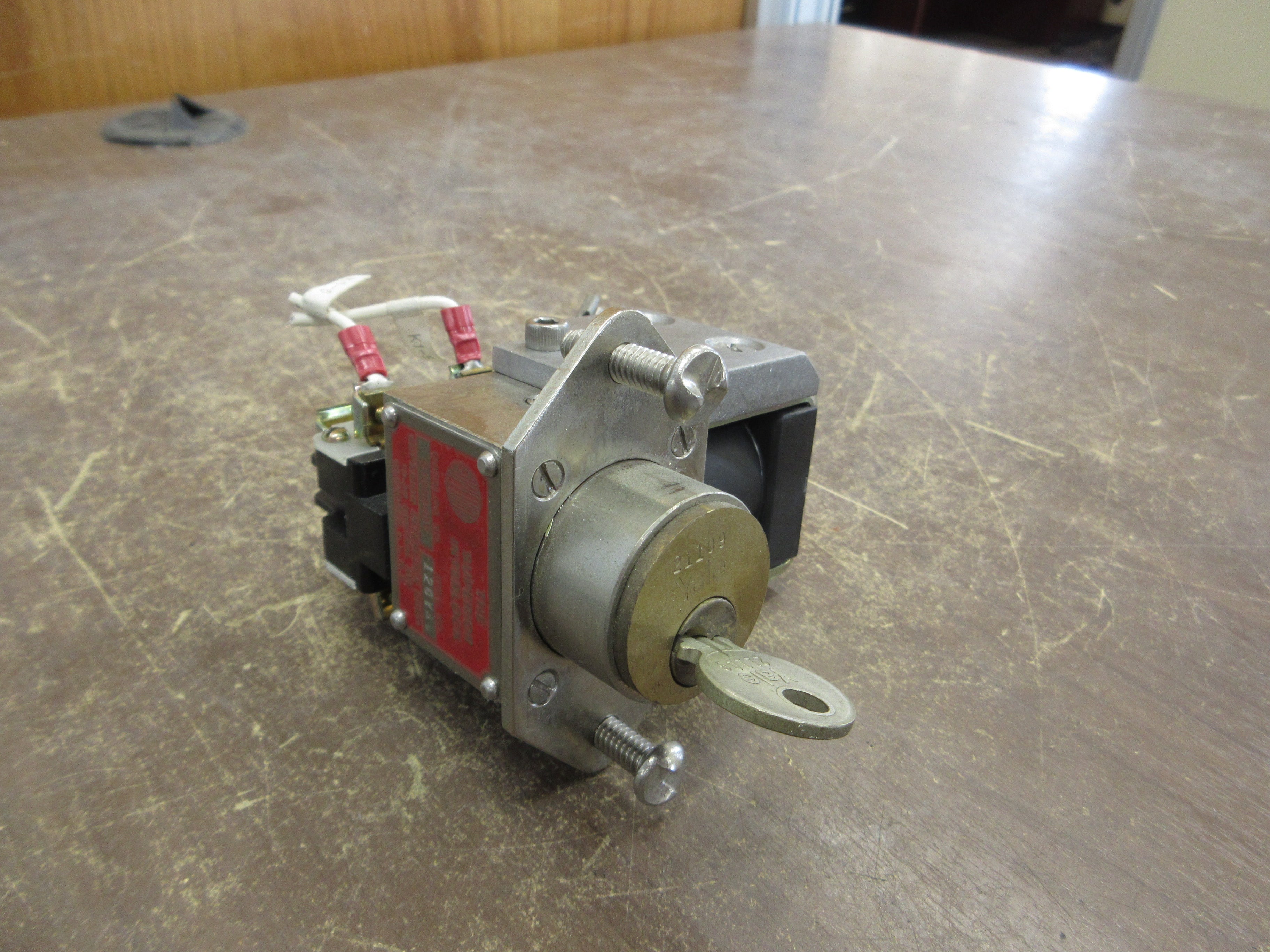 Superior Safety Interlock Switch S105840Y 120VAC Used