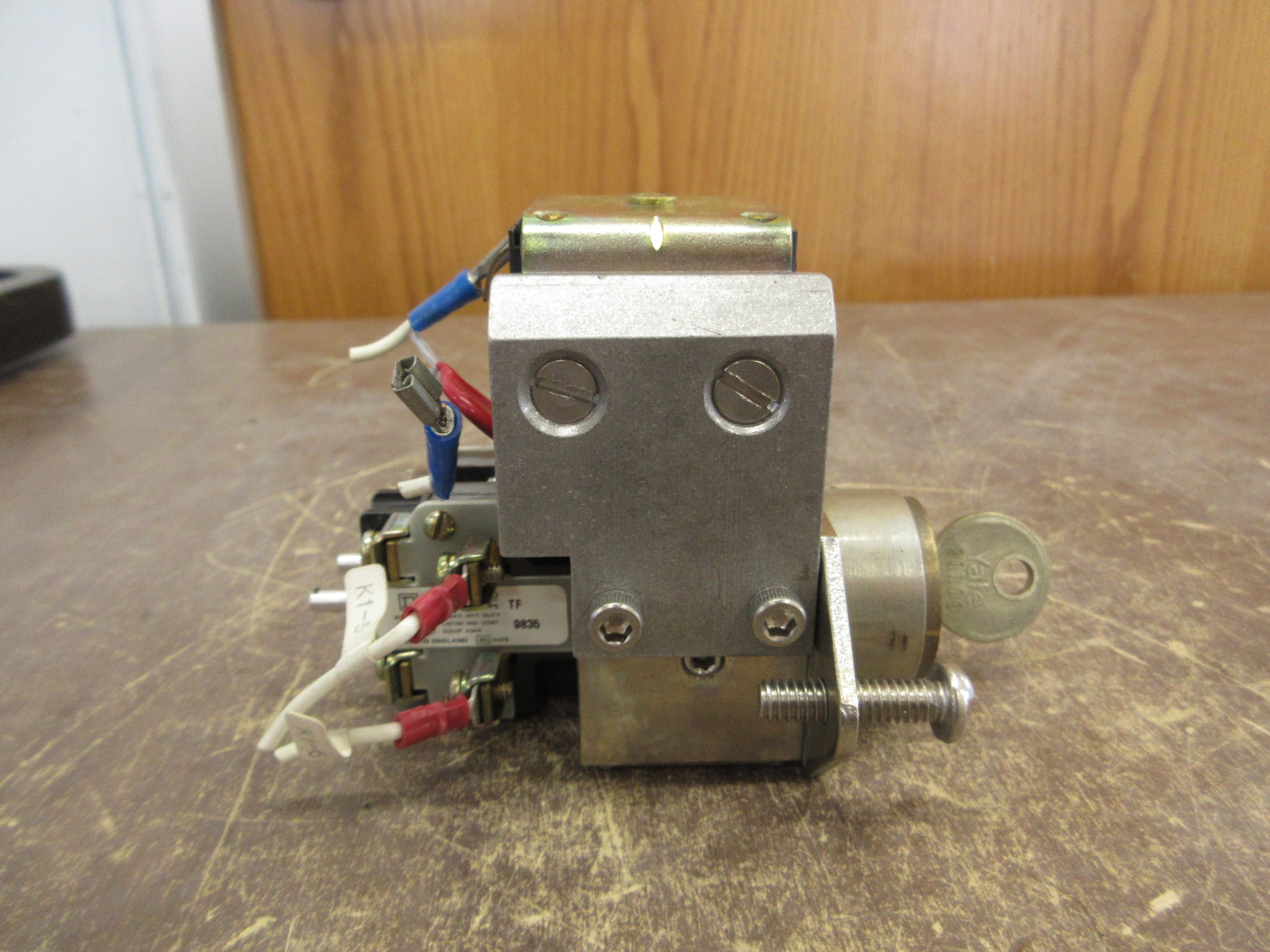 Superior Safety Interlock Switch S105840Y 120VAC Used