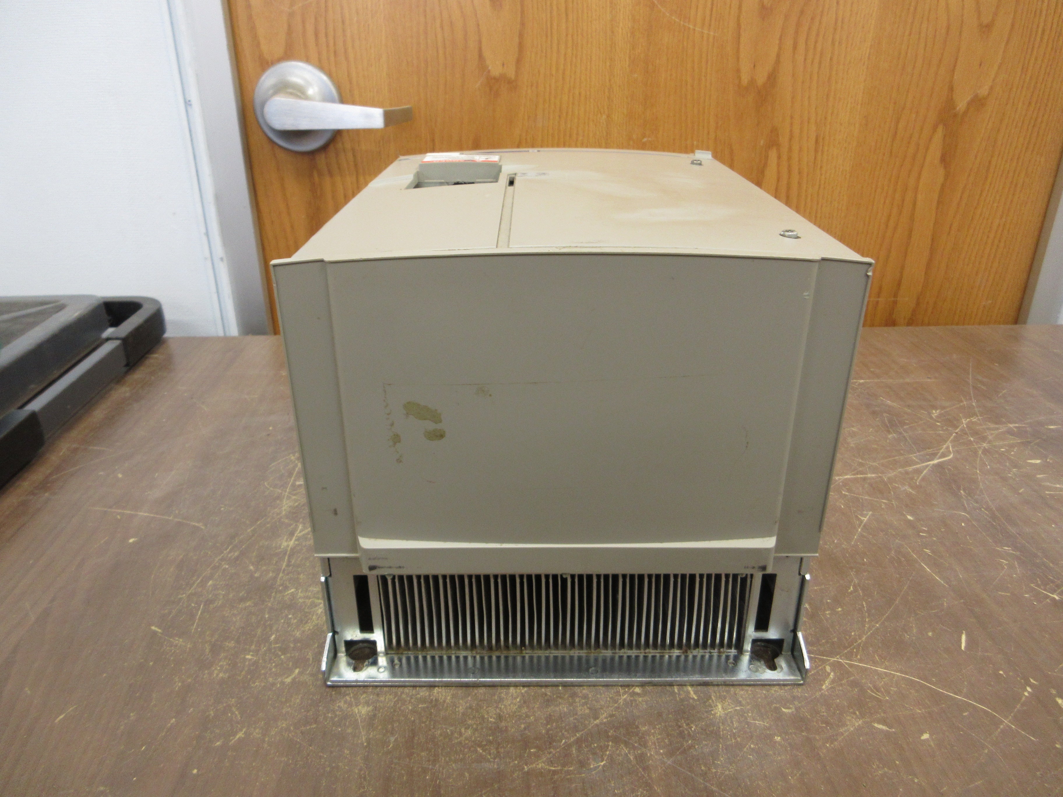 Square D Altivar 58 AC Drive ATV58HD16N4Z 15HP *No Keypad* *Chipped Cover* Used