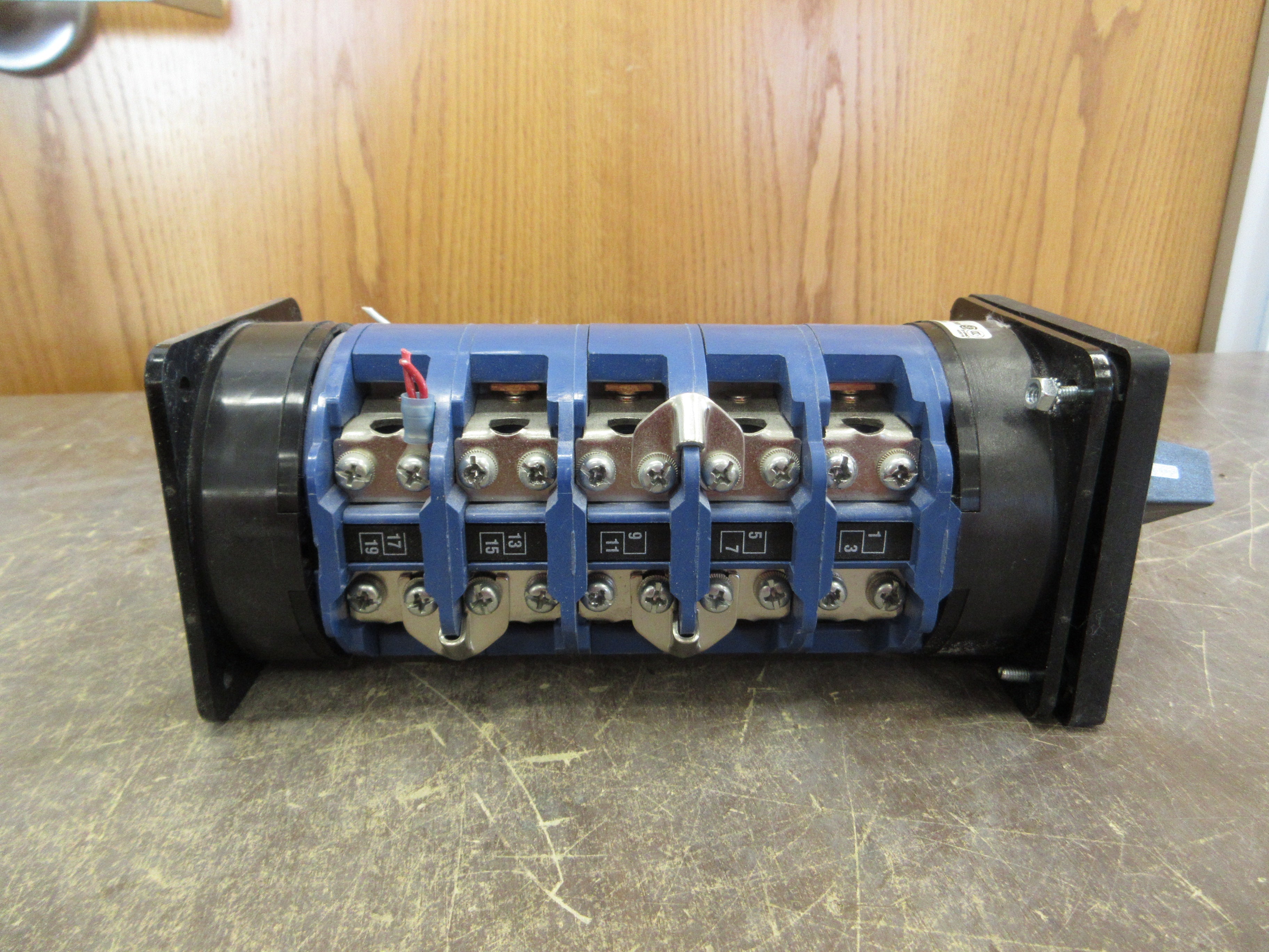 Kraus & Naimer C80 UPS Service Bypass Rotary Switch USM663 100A 600V Used