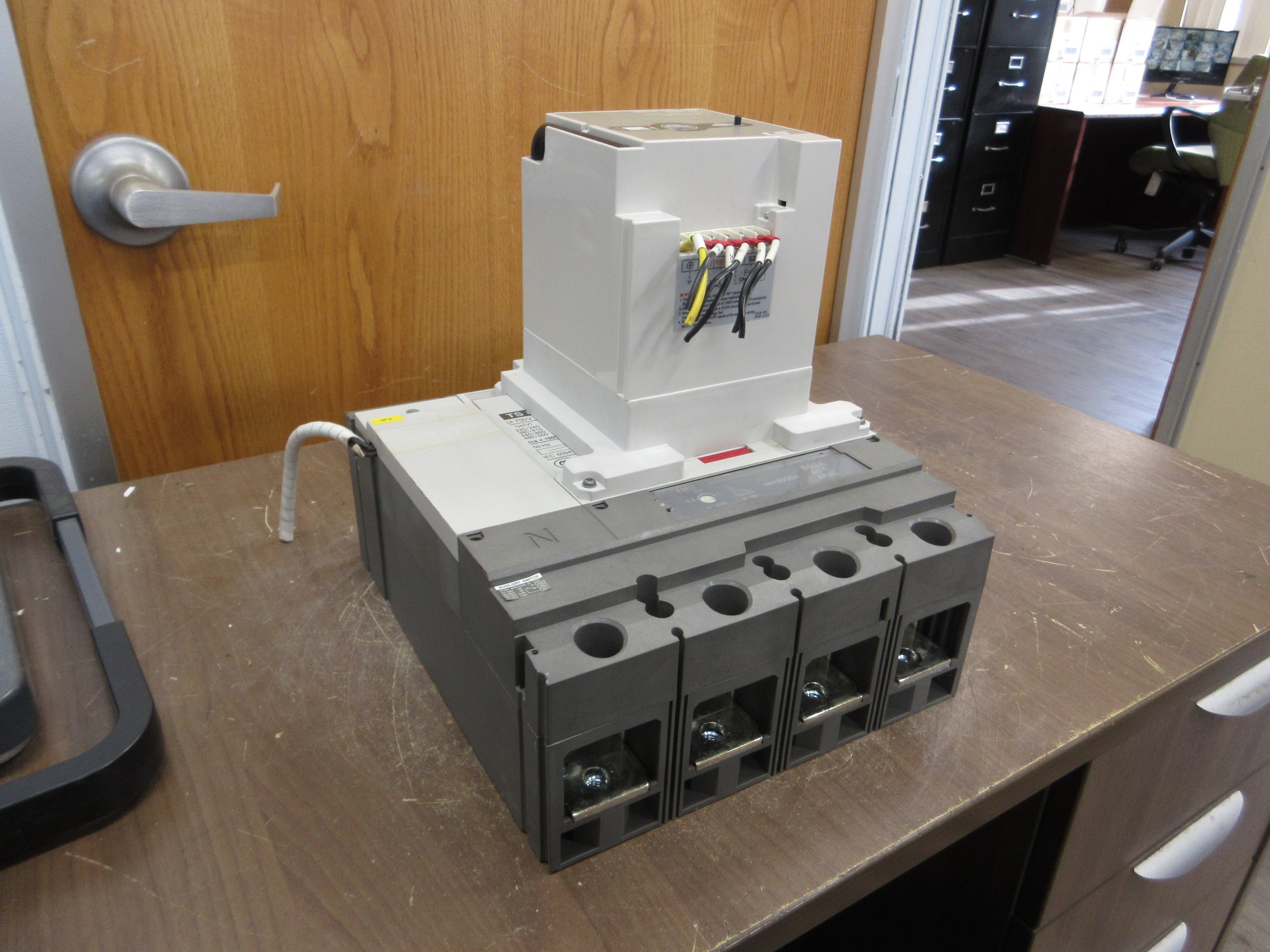 LS Actuated Circuit Breaker TS 800N / MOP-4 800A 480V w/ Electric Operator Used