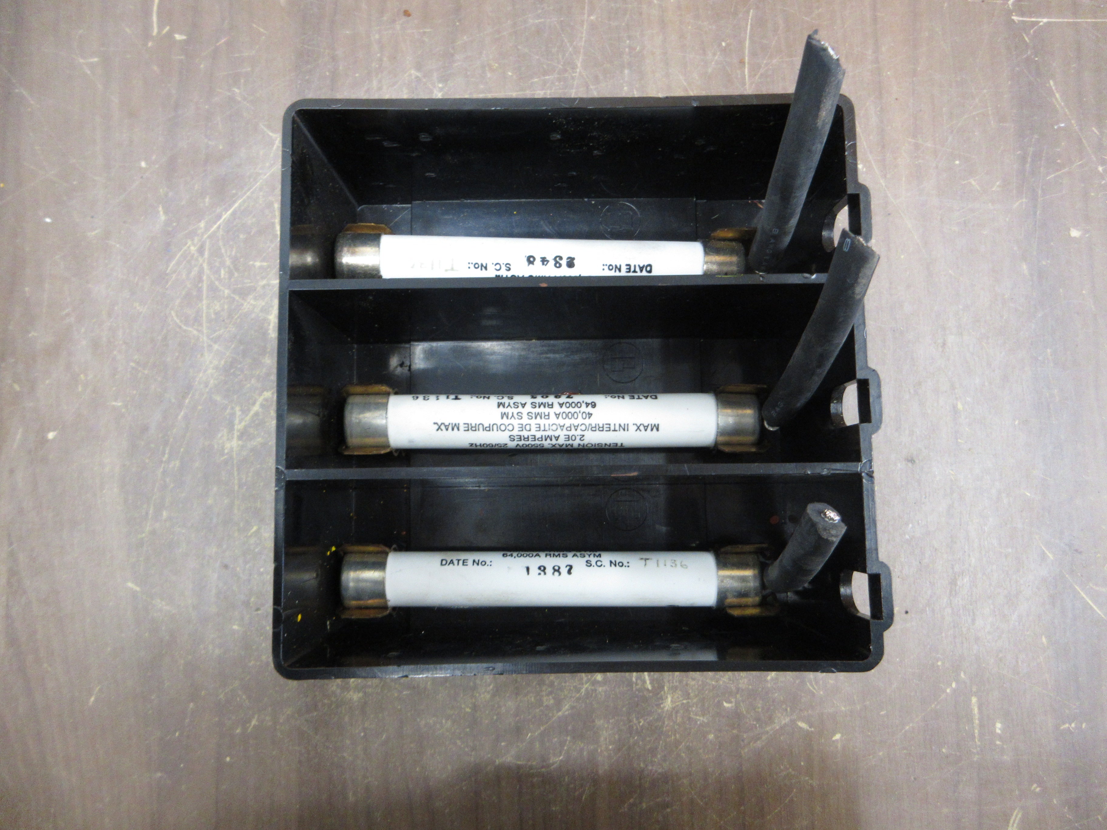 Instrument Transformers Voltage Transformer 3PT3-45-242FFF Pri: 2400V 60Hz Used