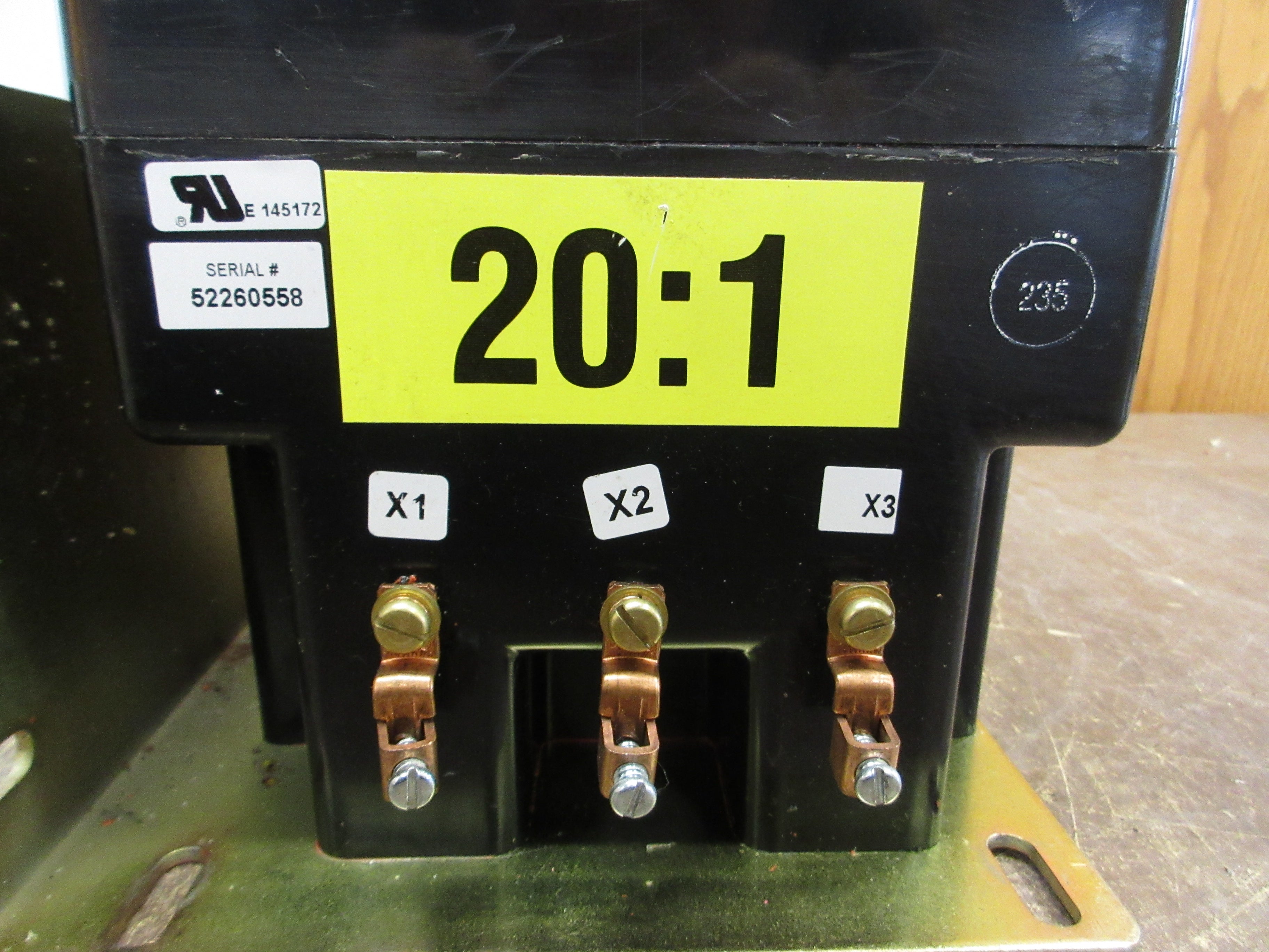 Instrument Transformers Voltage Transformer 3PT3-45-242FFF Pri: 2400V 60Hz Used