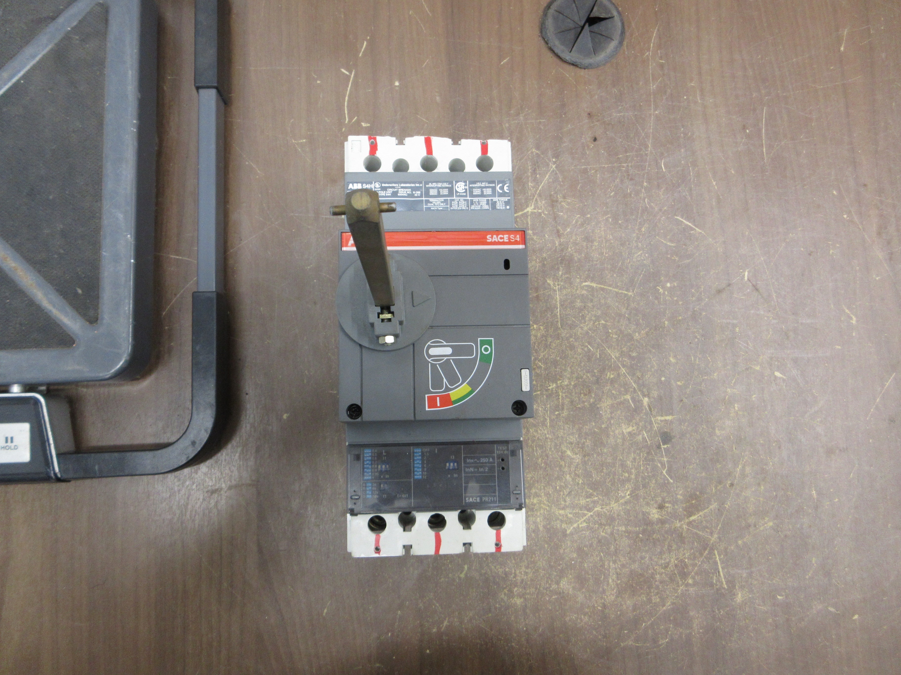 ABB SACE S4H Breaker Disconnect S4H-PR211 250A Trip 3P 600V w/ Aux Switch Used