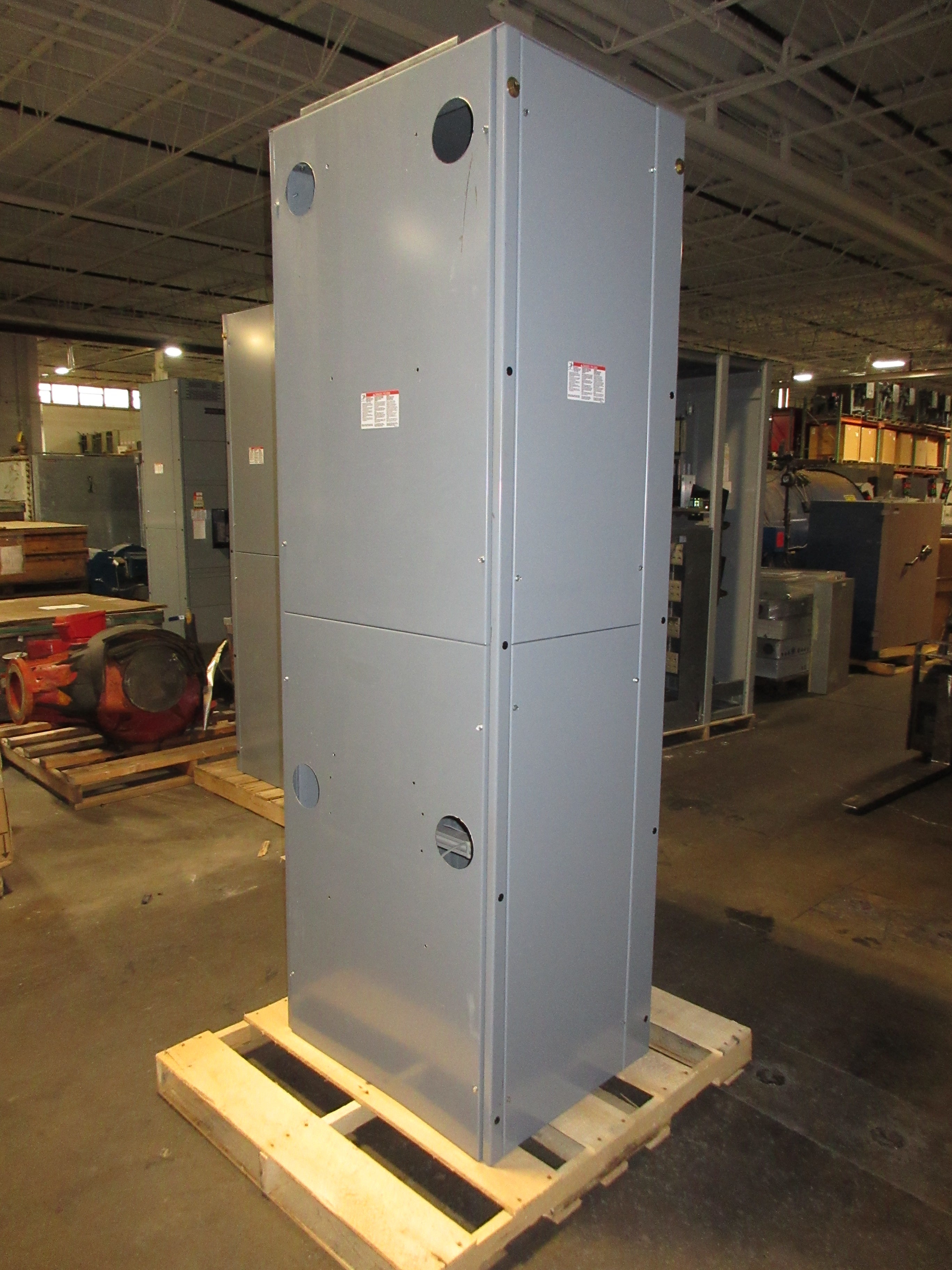 Square D Enclosed DC Circuit Breaker 23450940-001 2000A 500VDC Used