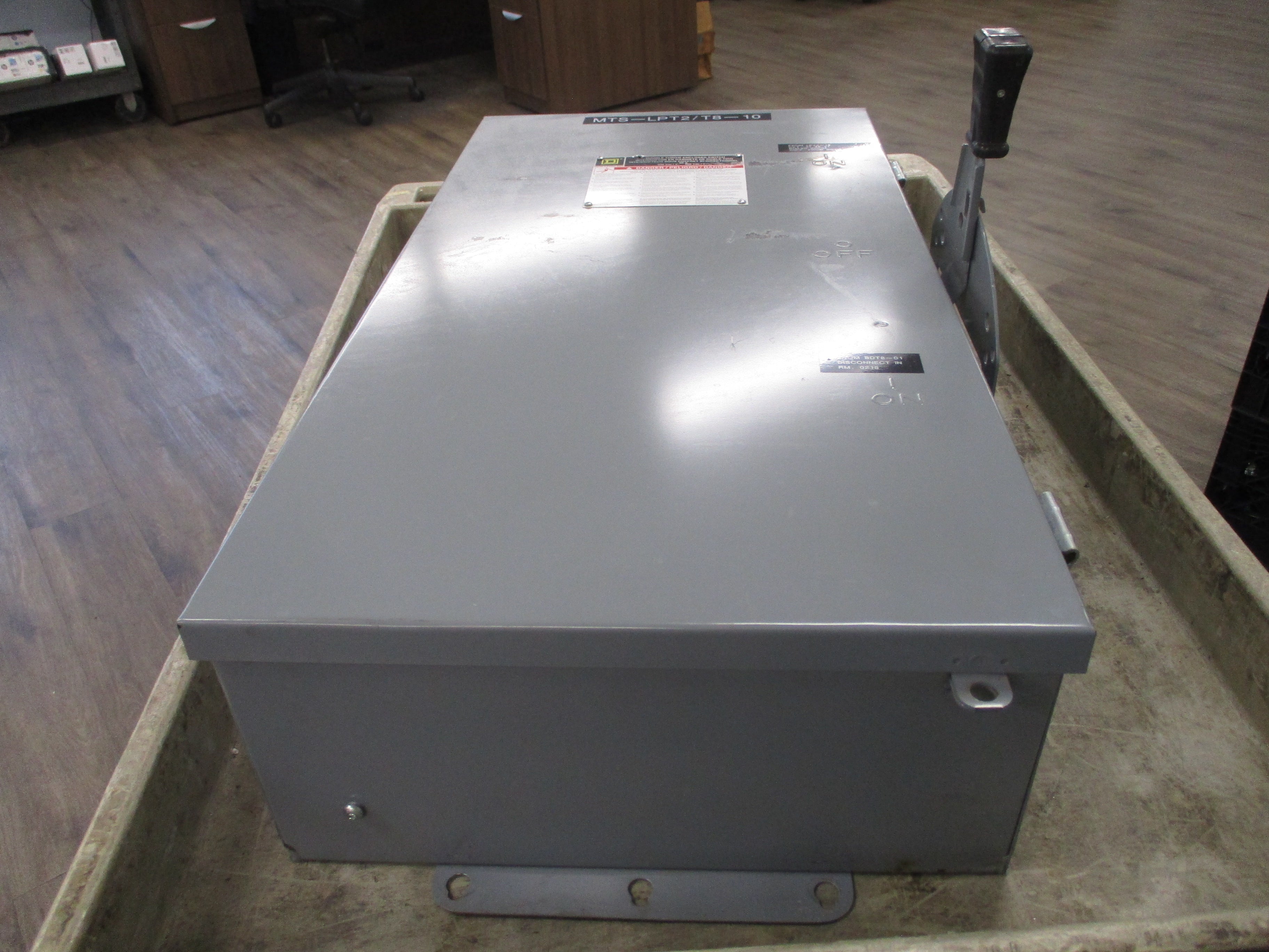 Square D Non-Fusible Double-Throw Safety Switch/Disconnect DTU462 60A 600V 3P