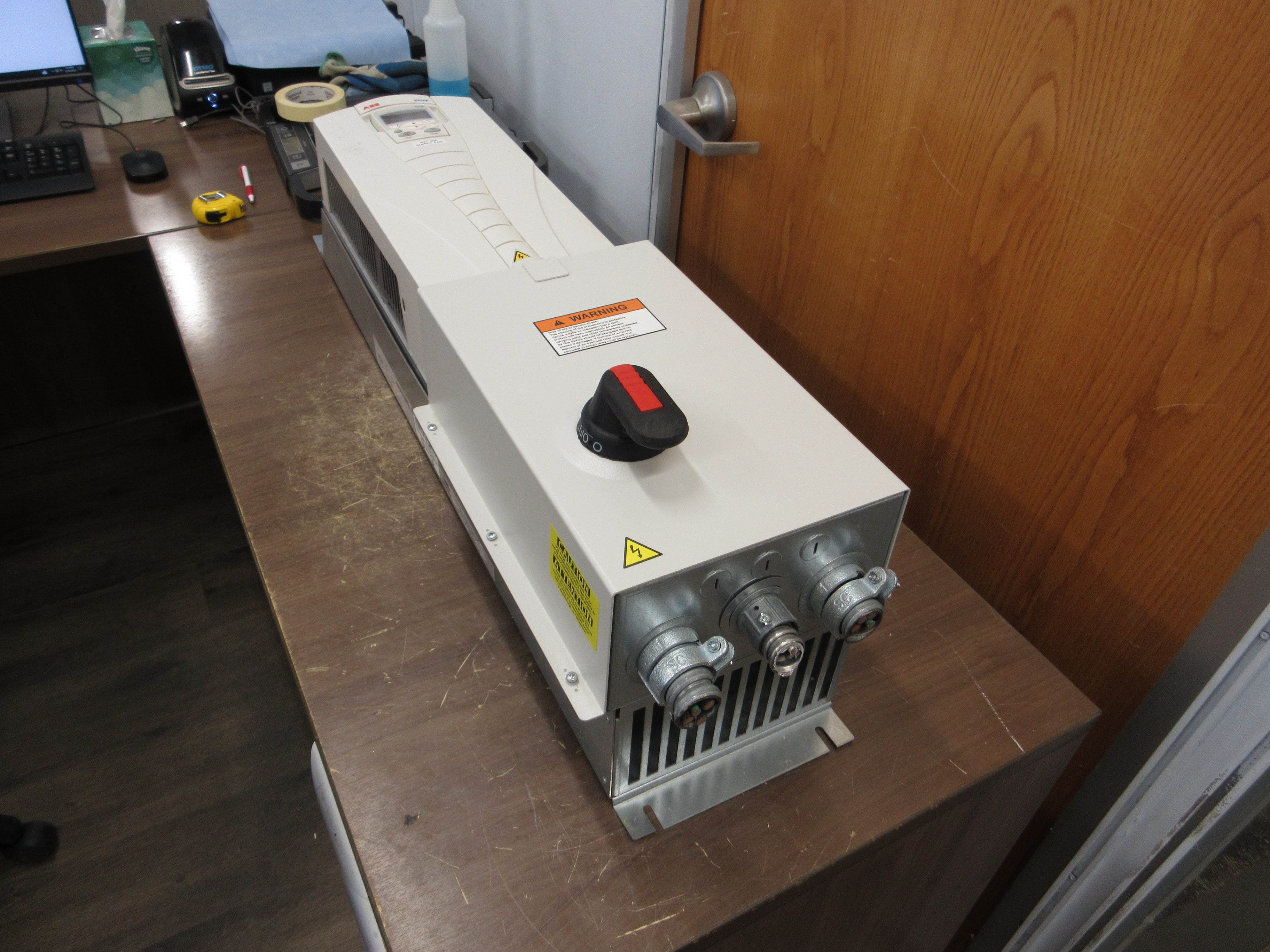 ABB ACH550 AC Drive w/ Disconnect ACH550-PDR-059A-2 20HP 3Ph w/ Keypad Used