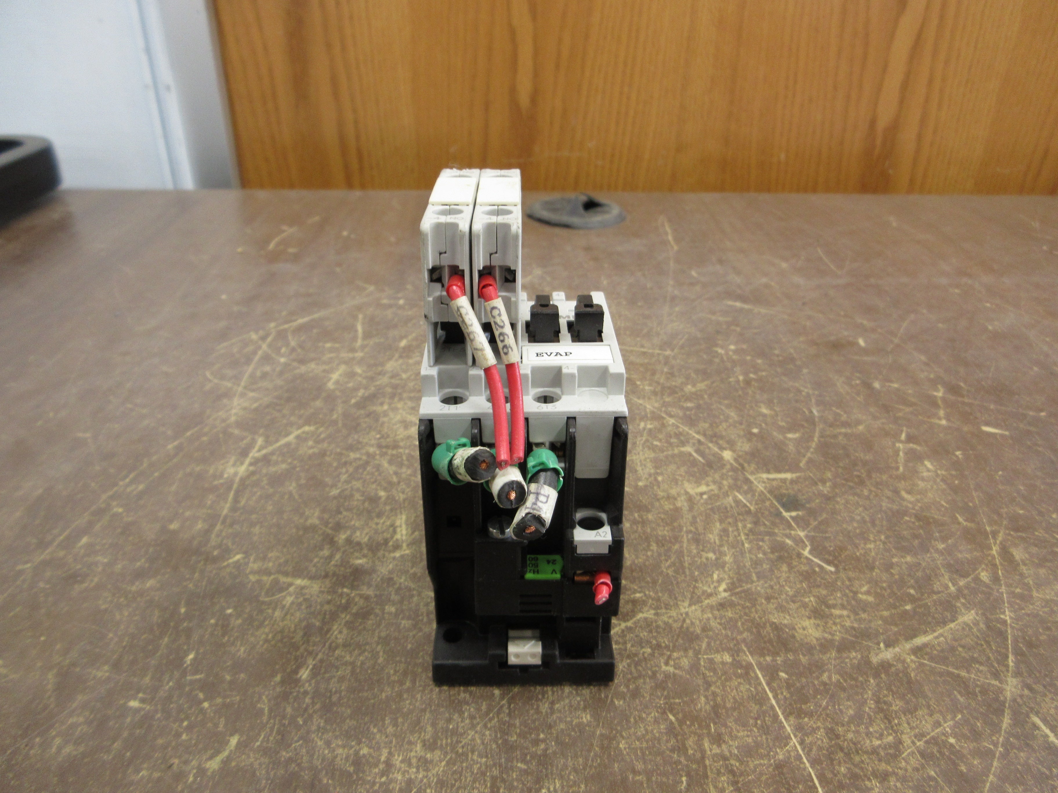 Siemens Contactor 3TF3000-0A 24V Coil 20A 600V w/ (2) Aux Contacts Used